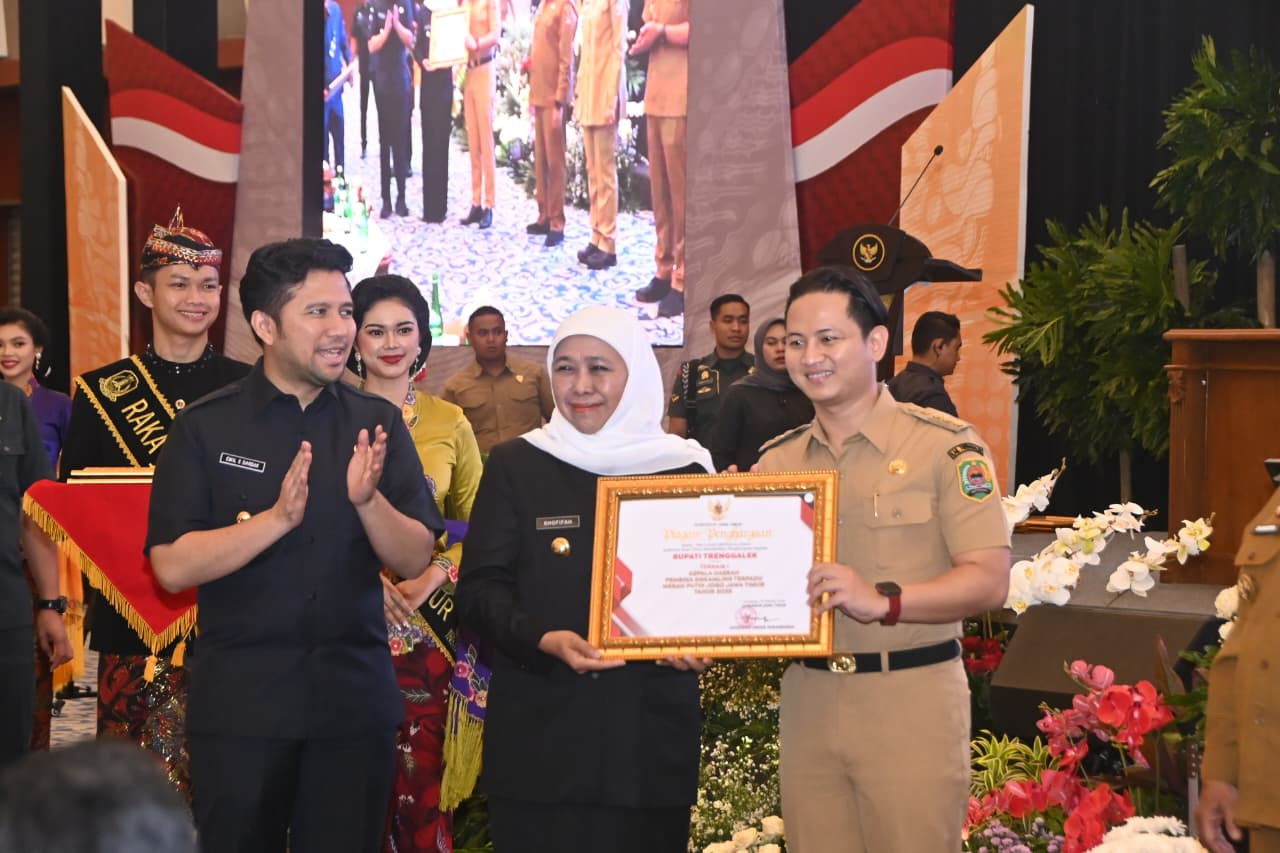 Foto: Bupati Trenggalek Mochamad Nur Arifin saat menerima penghargaan. (Prokopim/jatimnow.com)