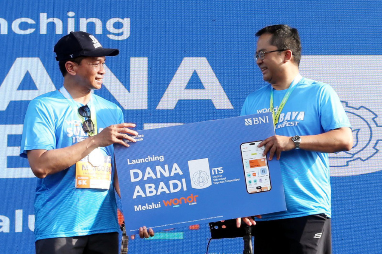 Direktur Kelembagaan BNI, Eko Setyo Nugroho dan Rektor ITS, Prof. Bambang Pramujati, saat peluncuran program Dana Abadi ITS di Surabaya. (Foto: Ali Masduki/jatimnowm.com)