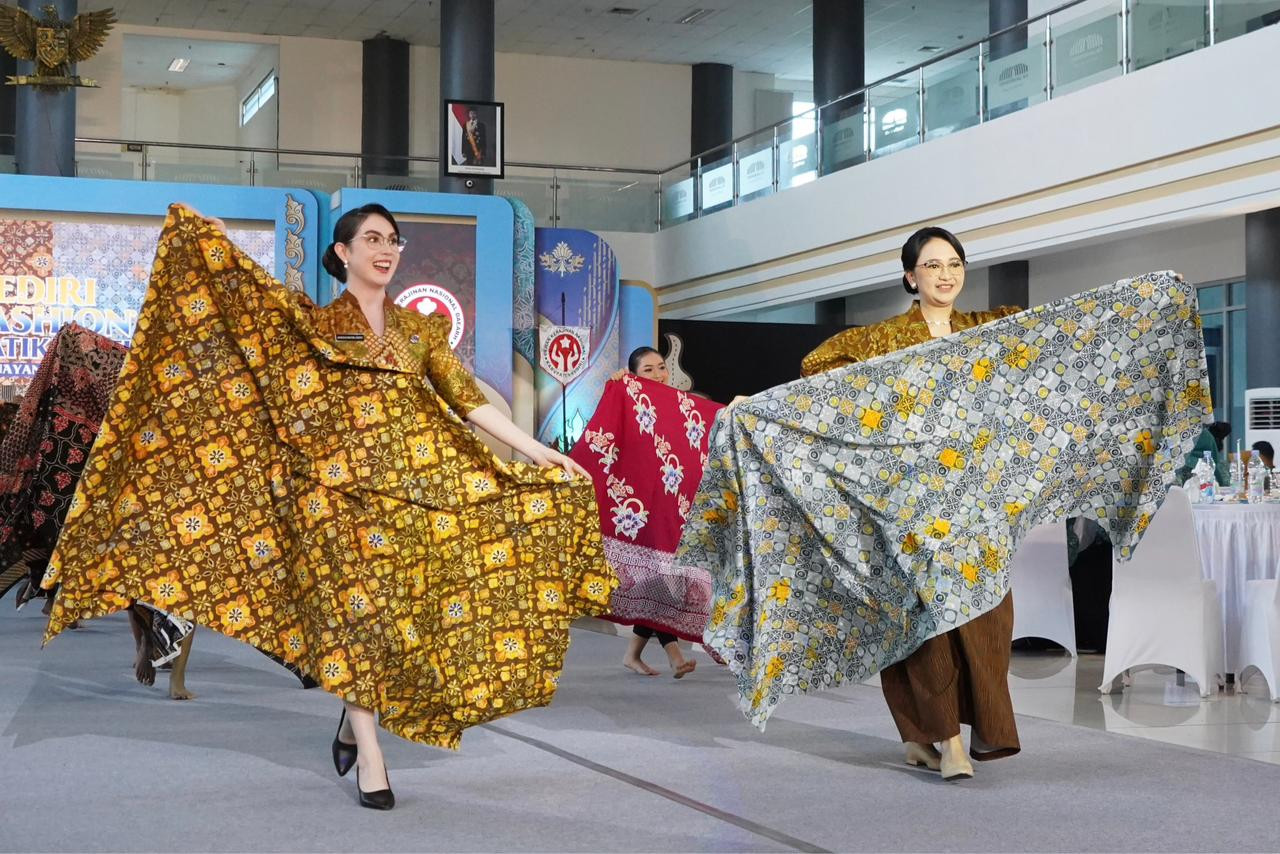 Mbak Cicha pamer batik Kabupaten Kediri. (Foto: Pemkab Kediri/jatimnow.com)