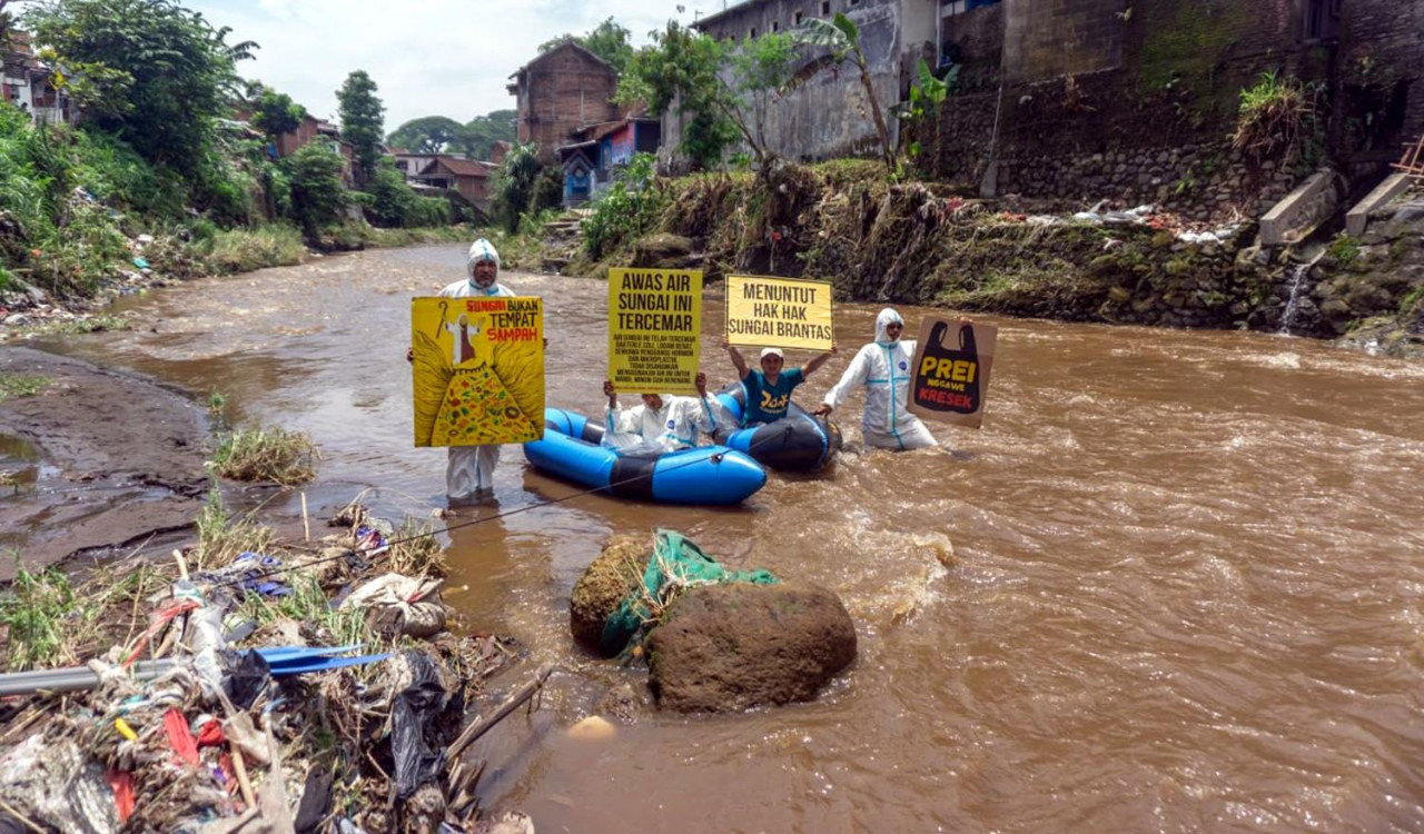 Ecoton bersama JEJAK dan Komunitas Brantas Mboiz menggelar aksi lingkungan di Sungai Brantas, Kota Malang. (Foto: Ecoton for JatimNow.com)