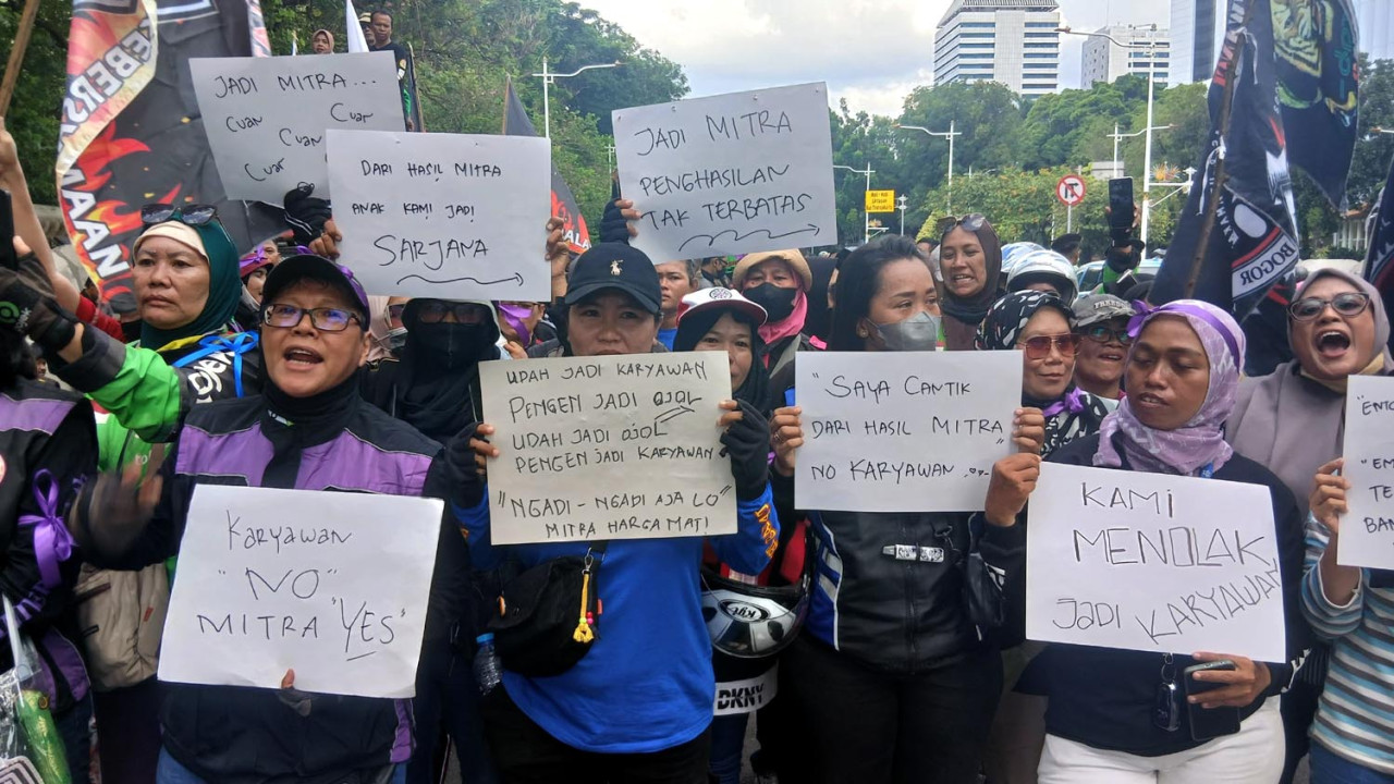 Ribuan pengemudi ojol dari URC Bergerak menggelar aksi di Monas, Jakarta, menuntut keadilan terkait regulasi transportasi online. (Foto: URC Bergerak for JatimNow.com)