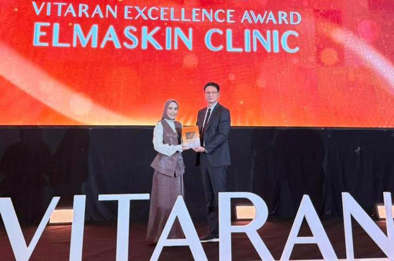 Head Doctor Elmaskin, dr. Linda Purwasih M.H M.Kes-Est. menerima penghargaan "The Winner Vitaran Award 2025" dalam acara Vitaran Aesthetic Summit 2.0 yang digelar di Hotel Pullman Jakarta Central Park. (Foto: Elmaskin for Jatimow.com)