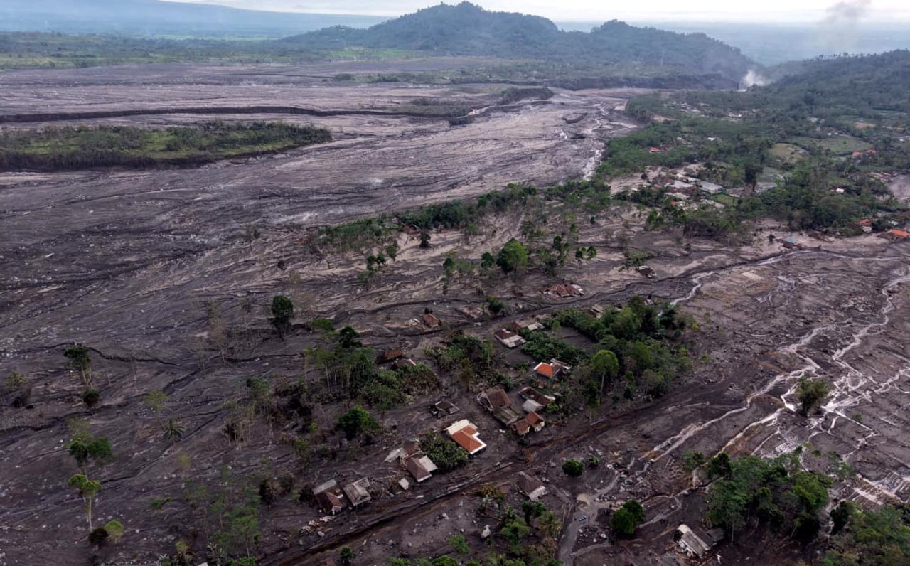 Pemandangan udara ini menunjukkan area terdampak awan panas dan lahar dingin Gunung Semeru di Lumajang, Kamis (21/11/2025). Rumah-rumah penduduk yang nyaris terkubur material vulkanik menjadi saksi bisu dahsyatnya erupsi. (Foto/BPBD)