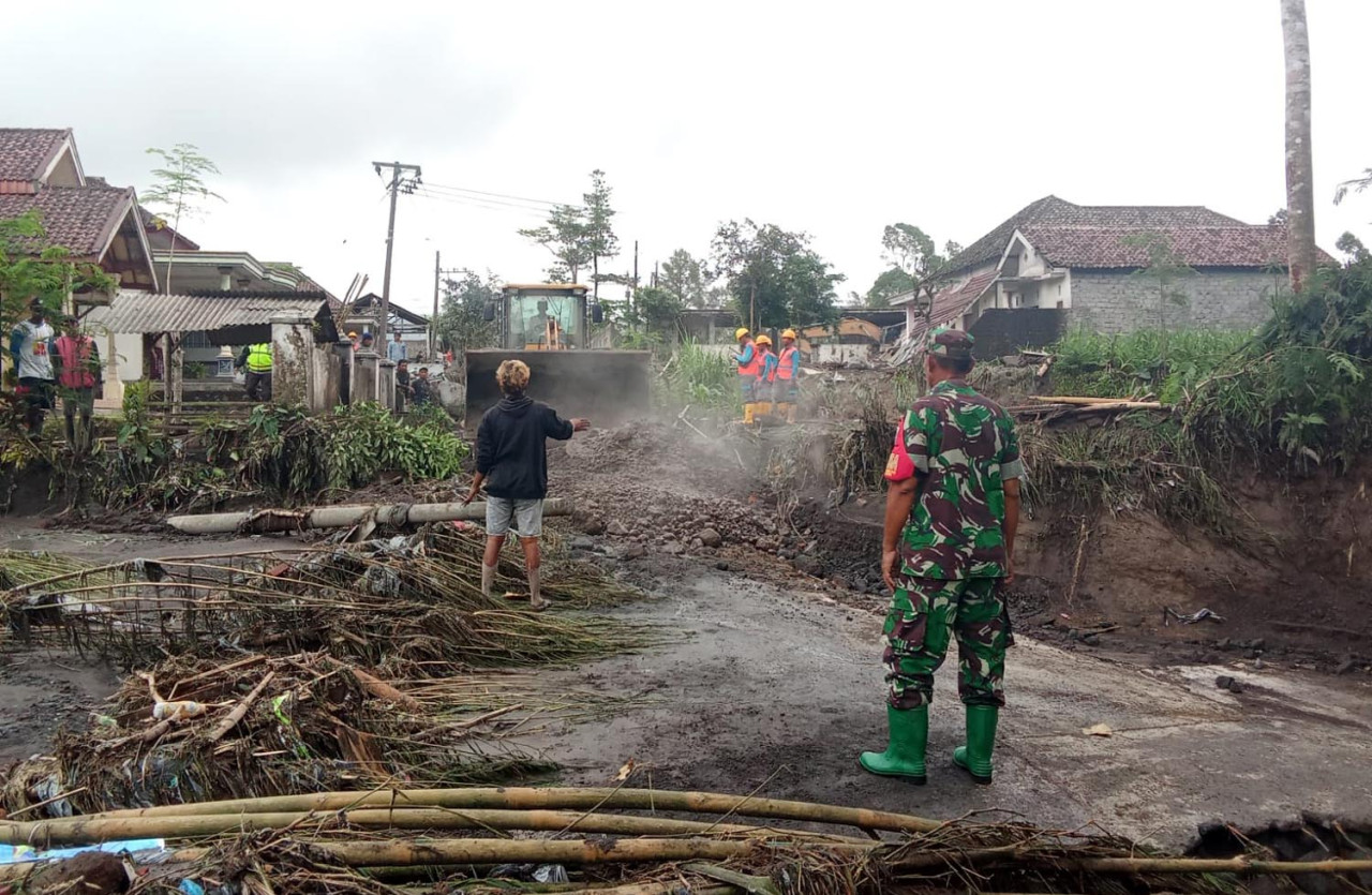 Warga hanya diperkenankan kembali ke permukiman saat kondisi terang dan visibilitas memungkinkan, menggarisbawahi situasi darurat yang masih berlangsung. (Foto: Bayu Deny for JatimNow.com)