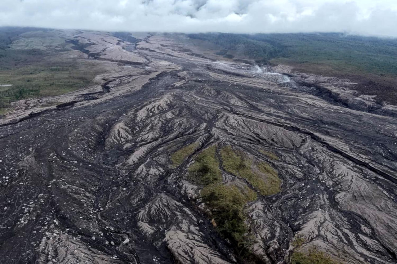 Inilah gambaran nyata dampak erupsi Gunung Semeru, di mana aliran material vulkanik membentuk pola unik di permukaan bumi. Lahan yang sebelumnya hijau kini diselimuti abu dan bebatuan. (Foto/BPBD)