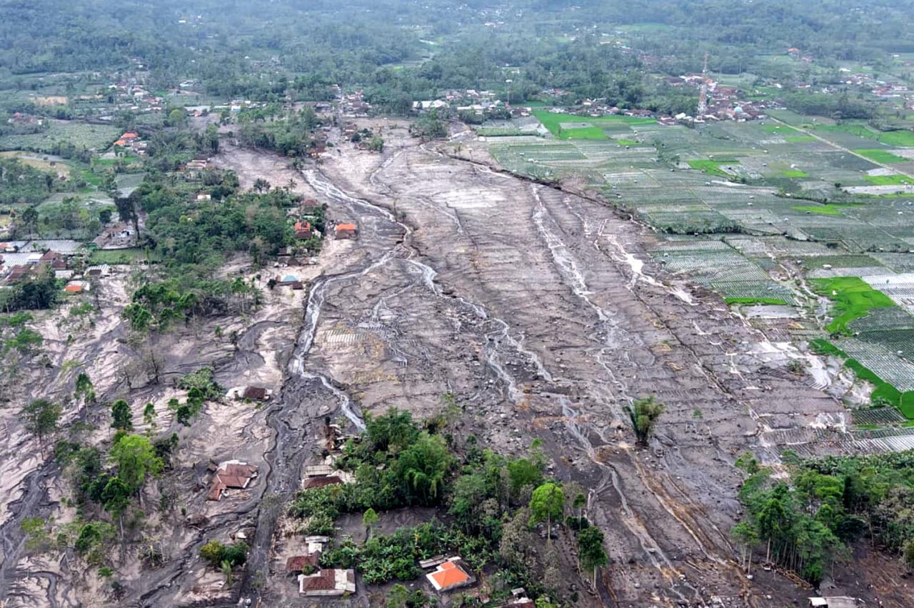 emandangan dari ketinggian ini memperlihatkan secara jelas alur atau jalur material vulkanik yang turun dari puncak Semeru. Area ini merupakan zona yang diimbau PVMBG agar dihindari oleh masyarakat, terutama sektor Besuk Kobokan, karena bahaya awan panas dan lahar. Tim SAR tetap waspada saat melakukan pemantauan dan operasi di kawasan sekitar. (Foto/BPBD)