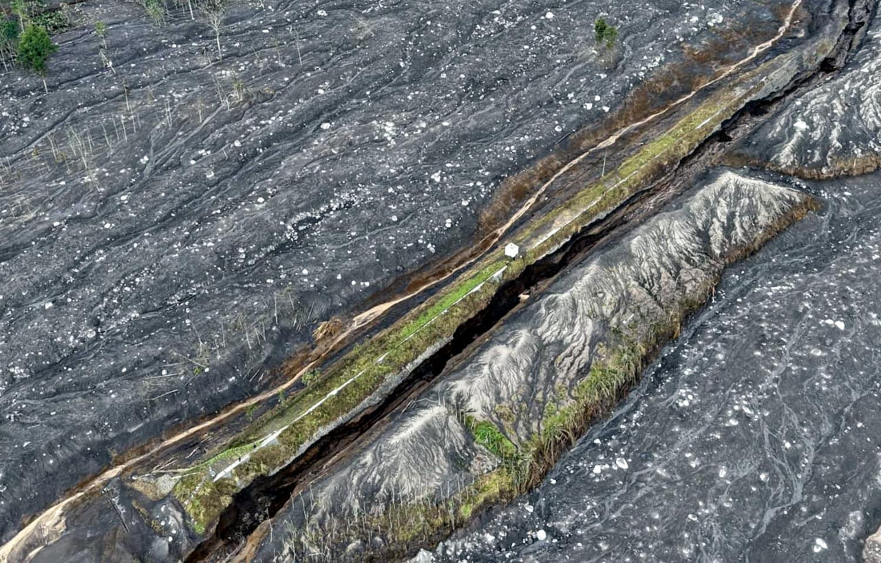 Aliran material vulkanik yang tebal dan luas menunjukkan dahsyatnya dampak erupsi. Kondisi ini menjadi tantangan besar bagi Tim SAR gabungan yang harus melakukan evakuasi estafet korban luka dan mendistribusikan bantuan ke wilayah terisolasi. (Foto/BPBD)