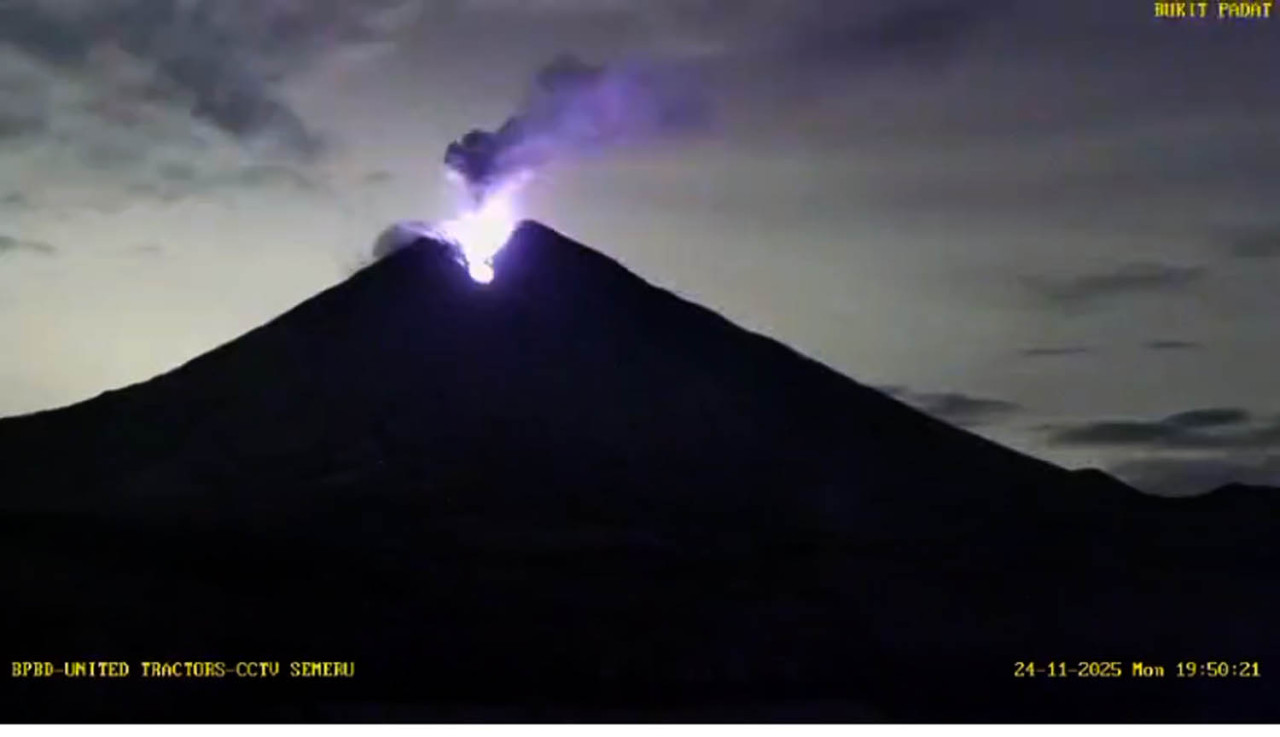 Penampakan Detik-Detik Erupsi Semeru Terekam CCTV