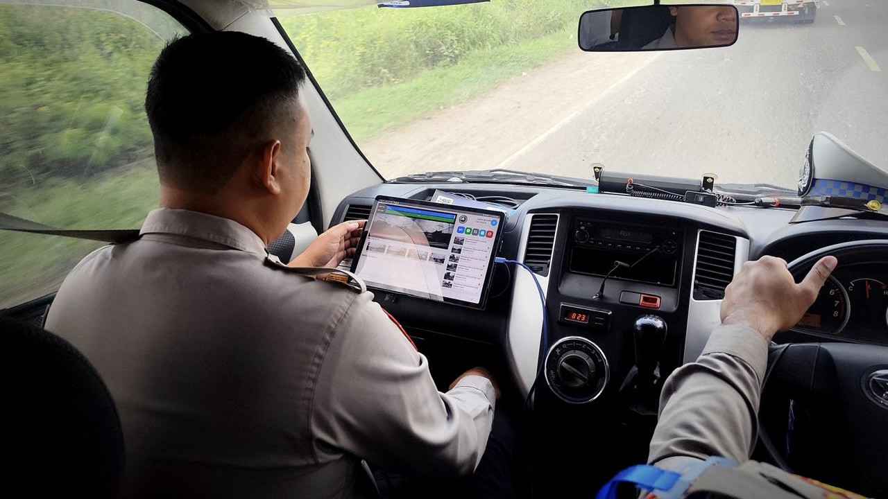 Petugas Satlantas Polres Gresik saat melaksanakan Operasi Zebra Semeru 2025 menggunakan ETLE Incar. (Foto: Humas Polres Gresik)