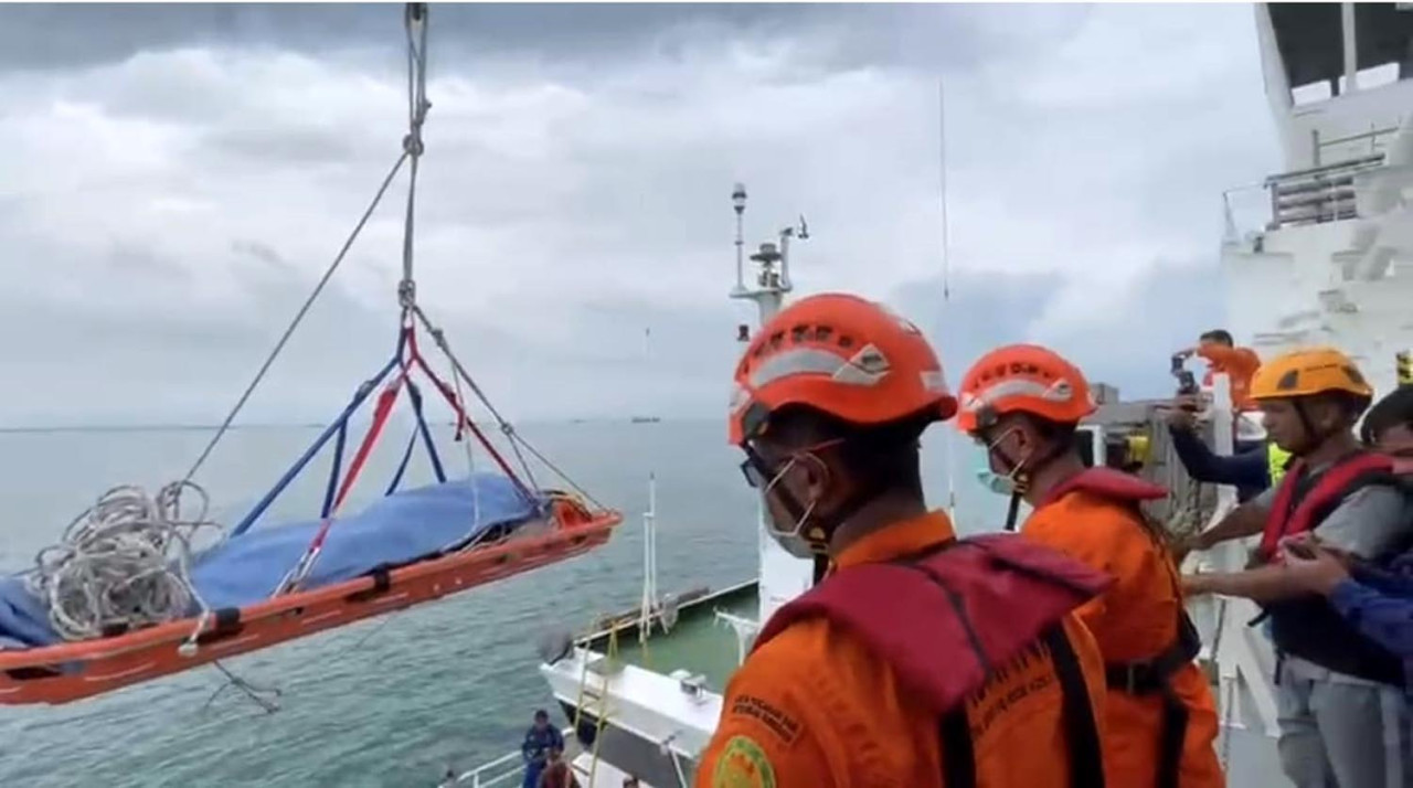 Evakuasi dramatis ini berhasil dilakukan pada Sabtu (15/11/2025) sekitar pukul 10.17 WIB. (Foto: Basarnas Surabaya for JatimNow.com)