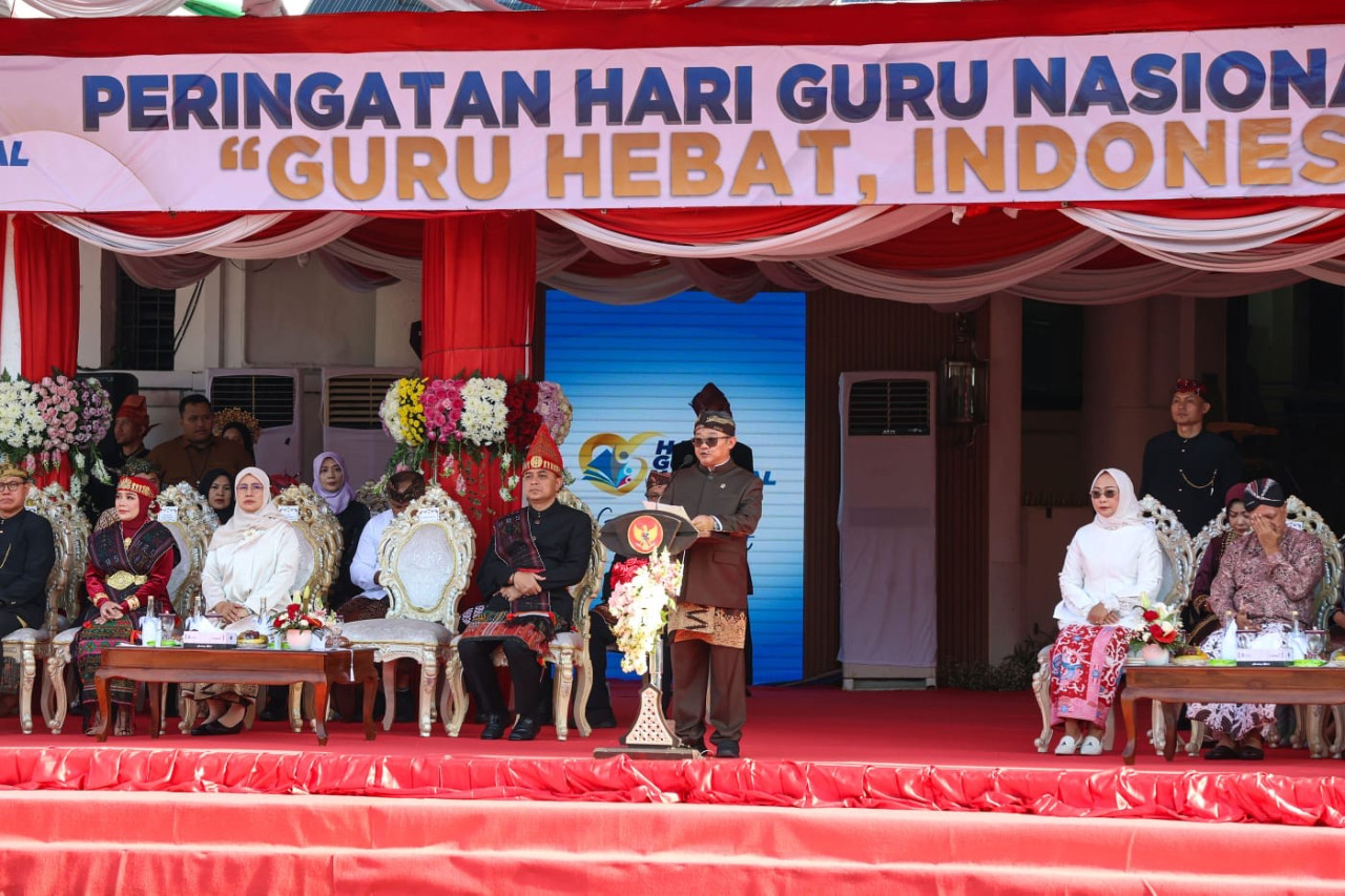 Menteri Pendidikan Dasar dan Menengah Republik Indonesia (RI), Abdul Mu'ti saat memimpin Upacara HGN 2025 di Surabaya. (Foto: Pemkot Surabaya/jatimnow.com)