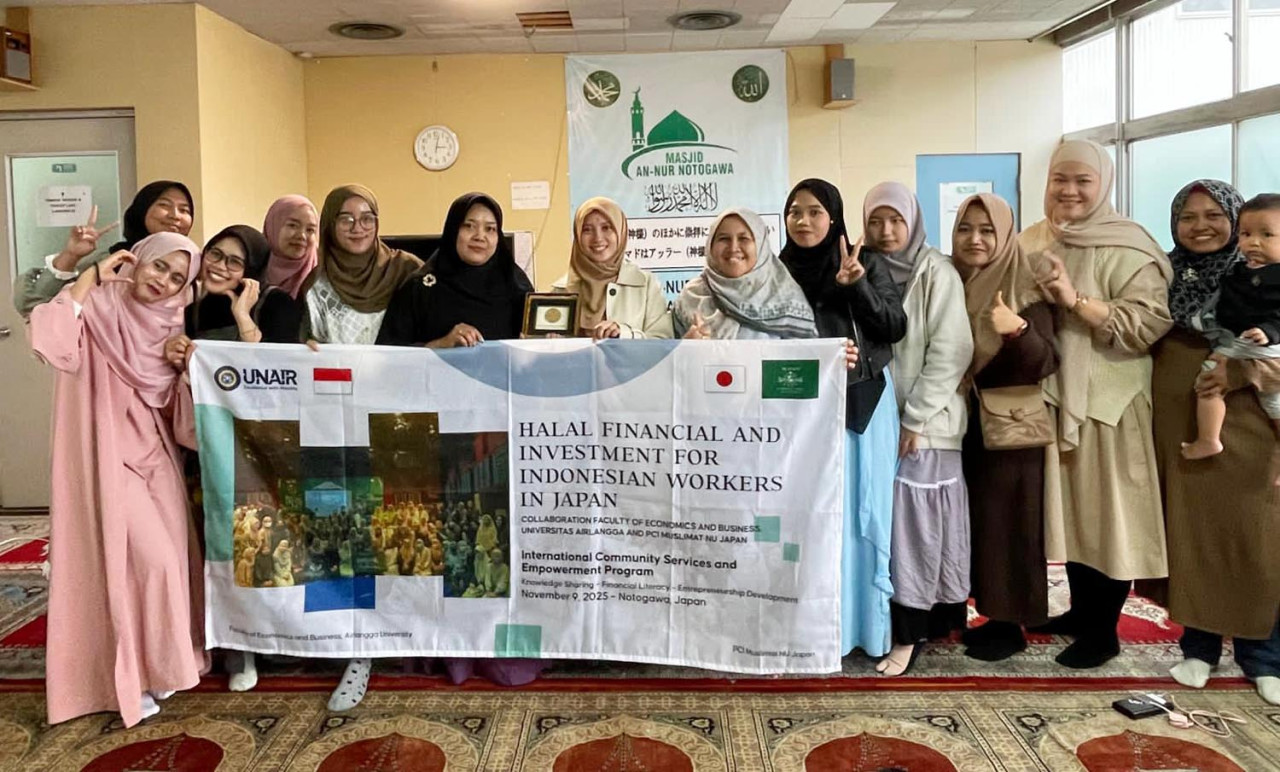 Para dosen FEB UNAIR bersama peserta kegiatan 'Halal Financial and Investment for Indonesian Workers in Japan' di Masjid An-Nur Notogawa, Shiga, Jepang, 9 November 2025. (Foto: FEB Unair for JatimNow.com)
