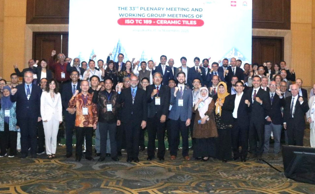 72 delegasi dari 16 negara berpartisipasi aktif, membahas isu-isu penting industri ubin masa kini dalam 11 kelompok kerja. (Foto: BSN for JatimNow.com)