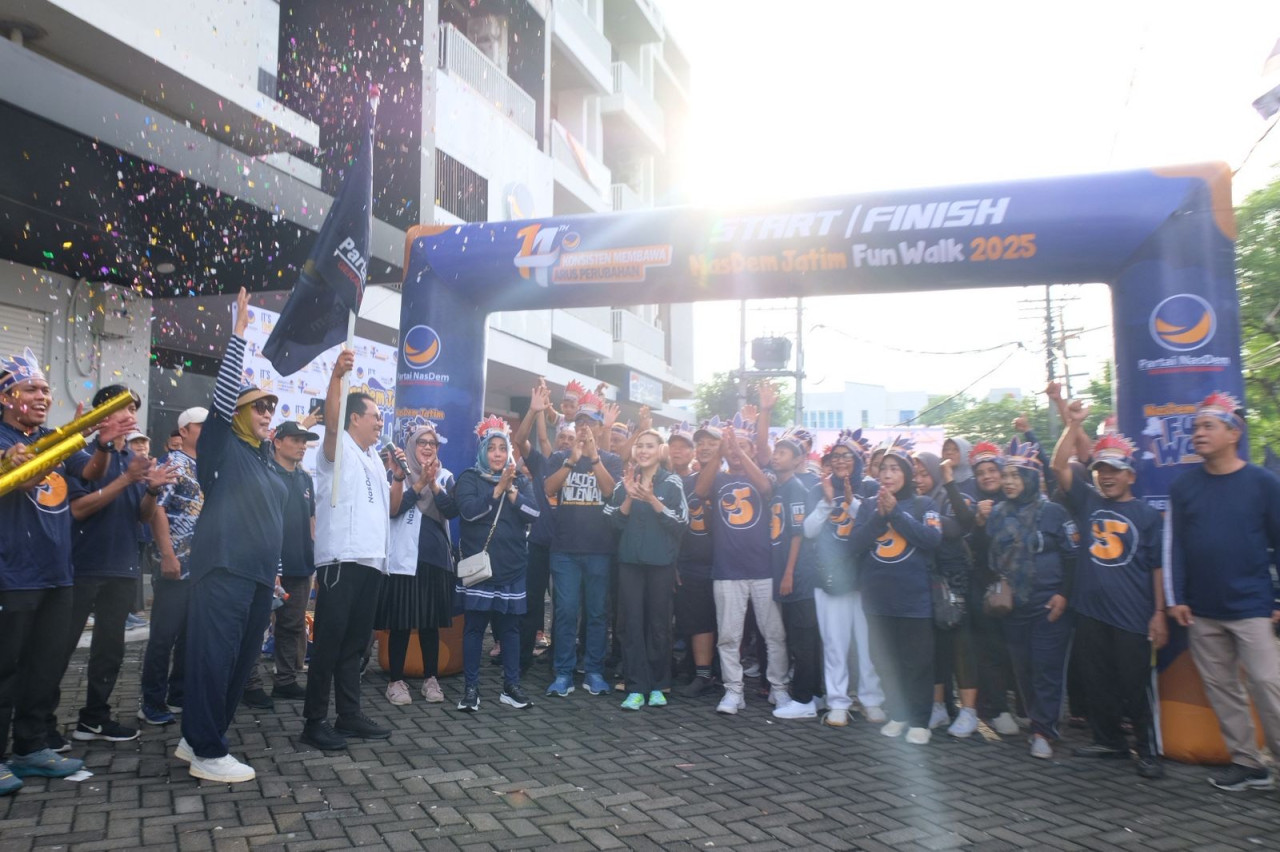 Sekretaris Wilayah (Sekwil) DPW Partai NasDem Jatim, Kakak Aminurrohman, melepas peserta Fun Walk tepat pukul 05.00 WIB. (Foto: Fatkur Rizki/jatimnow.com)