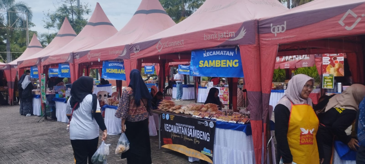 Foto: Sejumlah warga memadati gebyar UMKM Lamongan 2025. (Adyad Ammy Iffansah/jatimnow.com)