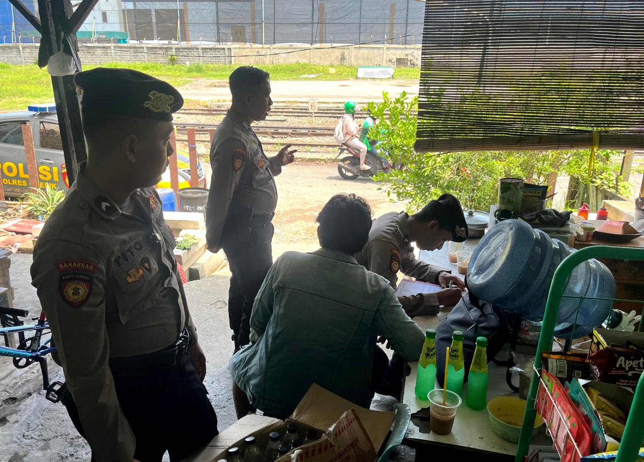 Foto: Tim Sat Samapta Polres Gresik saat melakukan penggerebekan penjual miras di Kawasan Indro, Kelurahan Sidorukun, Kecamata Gresik. (Humas Polres Gresik/jatimnow.com)