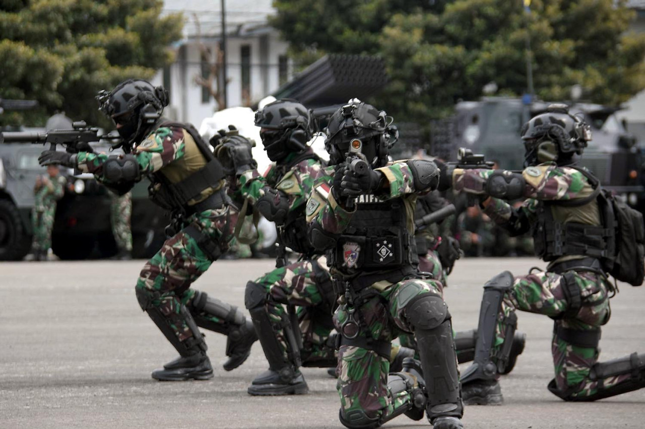 Prajurit Korps Marinir TNI AL melakukan latihan taktis dalam rangka gladi upacara peringatan HUT ke-80 Korps Marinir di Lapangan Apel Kesatrian Marinir Hartono, Cilandak, Jakarta Selatan, Kamis (13/11/2025). (Foto: Ainul Yakin for JatimNow.com)