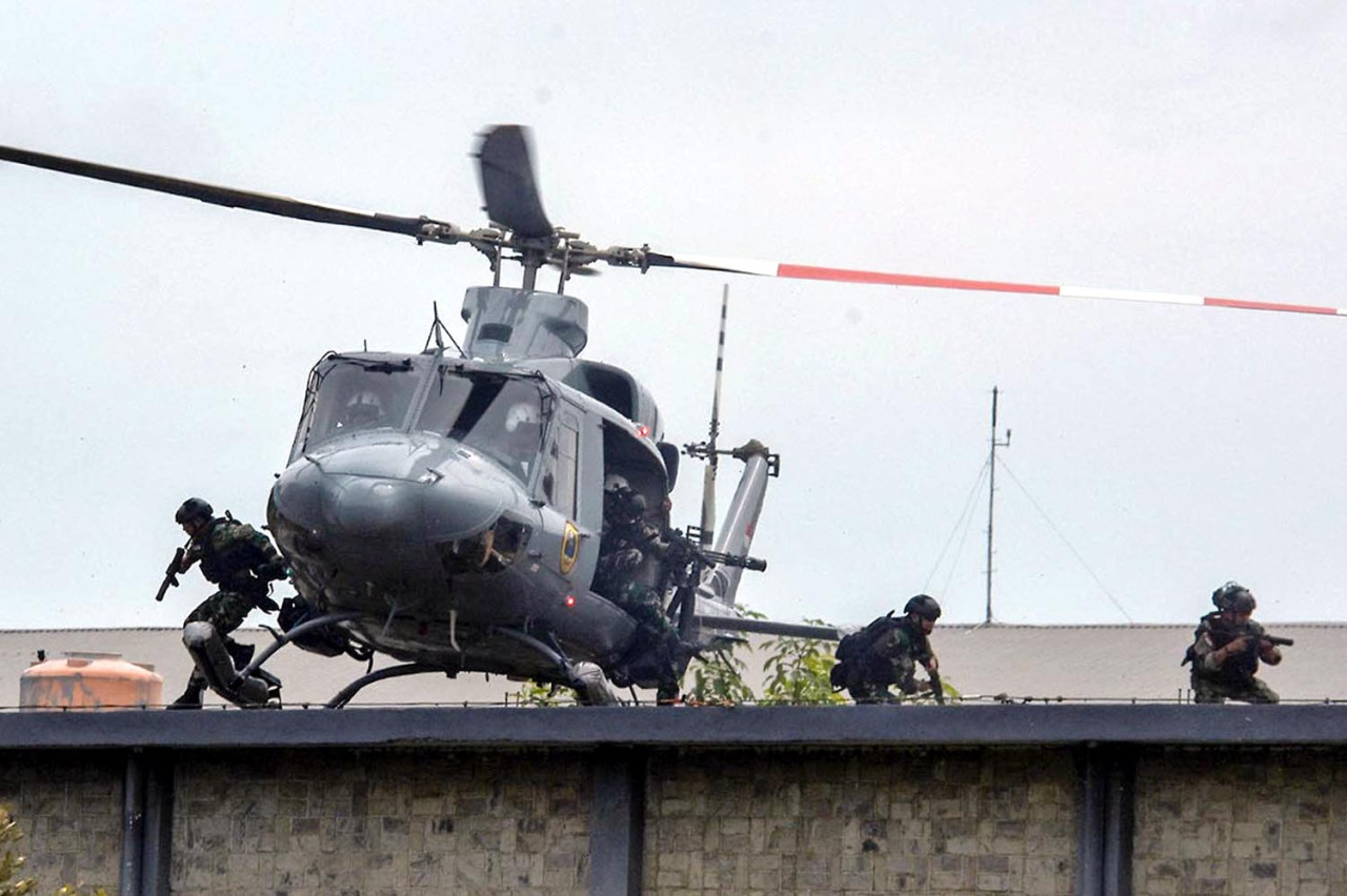 Prajurit Korps Marinir TNI AL melakukan simulasi operasi serbuan cepat dari udara menggunakan helikopter dalam rangka gladi upacara HUT ke-80 Korps Marinir di Kesatrian Marinir Hartono, Cilandak, Jakarta Selatan, Kamis (13/11/2025). Aksi ini menjadi bagian dari latihan kesiapsiagaan tempur dan profesionalisme pasukan elit Marinir jelang upacara puncak peringatan HUT Korps Marinir. (Foto: Ainul Yakin for JatimNow.com)