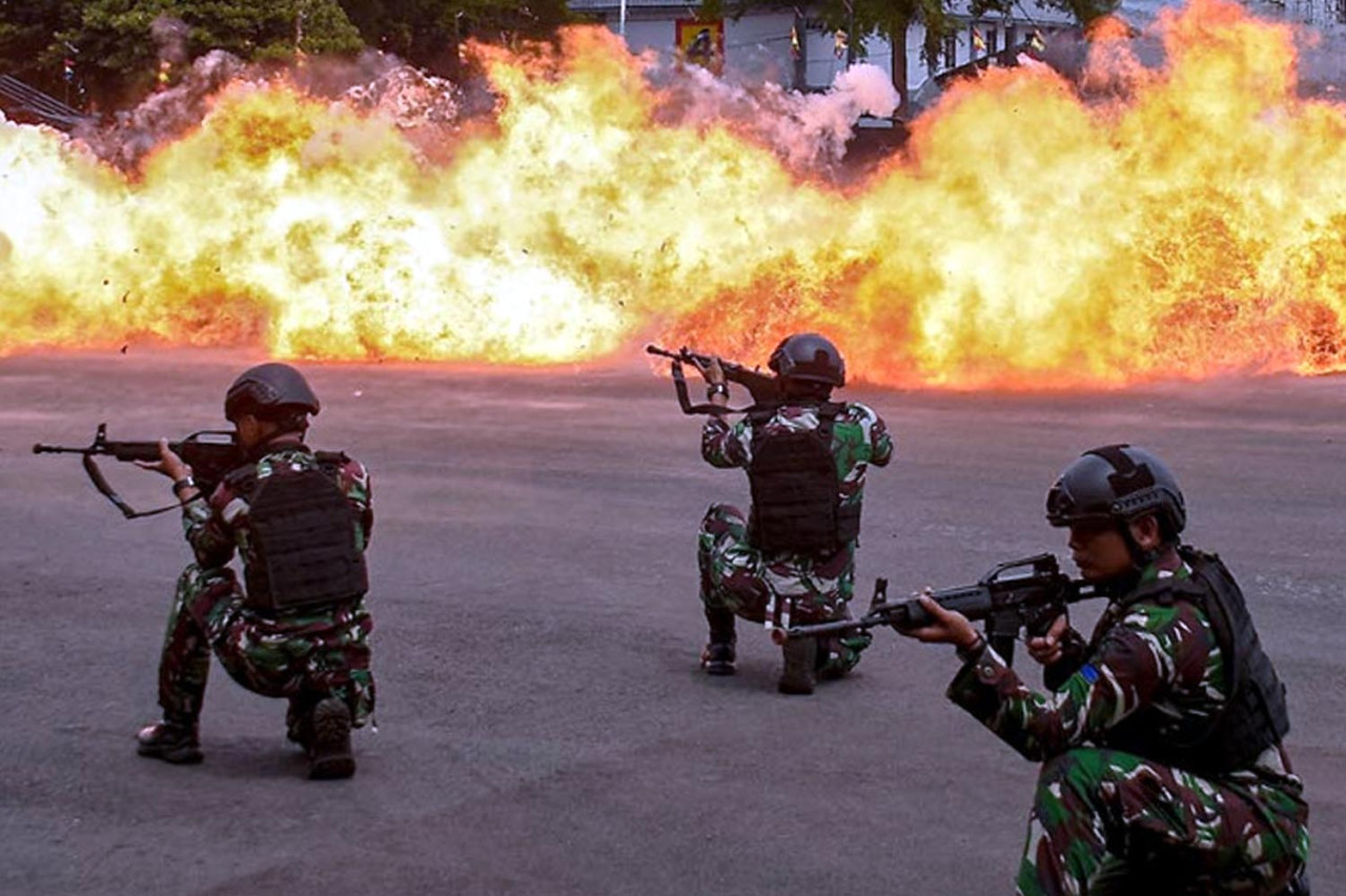 Prajurit Korps Marinir TNI AL melakukan simulasi pertempuran dengan ledakan dalam gladi upacara peringatan HUT ke-80 Korps Marinir di Kesatrian Marinir Hartono, Cilandak, Jakarta Selatan, Kamis (13/11/2025). Aksi ini menampilkan kesiapsiagaan dan profesionalisme prajurit dalam menghadapi berbagai situasi tempur sebagai bagian dari rangkaian latihan menjelang upacara puncak. (Foto: Ainul Yakin for JatimNow.com)
