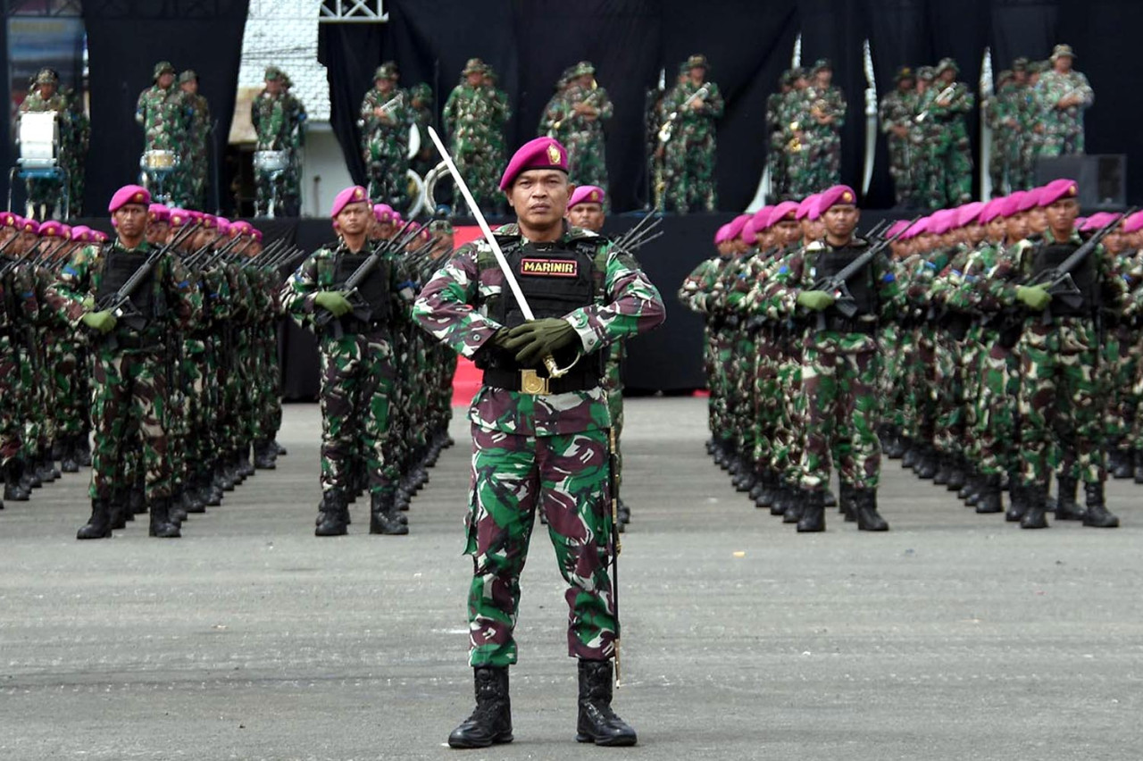 Prajurit Korps Marinir TNI AL melaksanakan gladi upacara dalam rangka peringatan HUT ke-80 Korps Marinir di Lapangan Apel Kesatrian Marinir Hartono, Cilandak, Jakarta Selatan, Kamis (13/11/2025). Latihan ini menampilkan kesiapan pasukan dalam baris-berbaris dan formasi upacara sebagai bagian dari persiapan menjelang upacara puncak peringatan delapan dekade pengabdian Korps Marinir kepada bangsa dan negara.(Foto: Ainul Yakin for JatimNow.com)