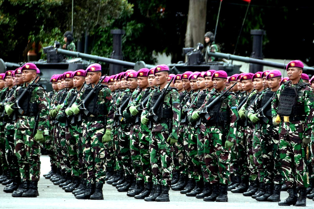 Prajurit Korps Marinir TNI AL berbaris rapi saat melaksanakan gladi upacara peringatan HUT ke-80 Korps Marinir di Lapangan Apel Kesatrian Marinir Hartono, Cilandak, Jakarta Selatan, Kamis (13/11/2025). Latihan ini menjadi bagian dari persiapan akhir menjelang upacara puncak yang menandai delapan dekade pengabdian Korps Marinir kepada bangsa dan negara.(Foto: Ainul Yakin for JatimNow.com)