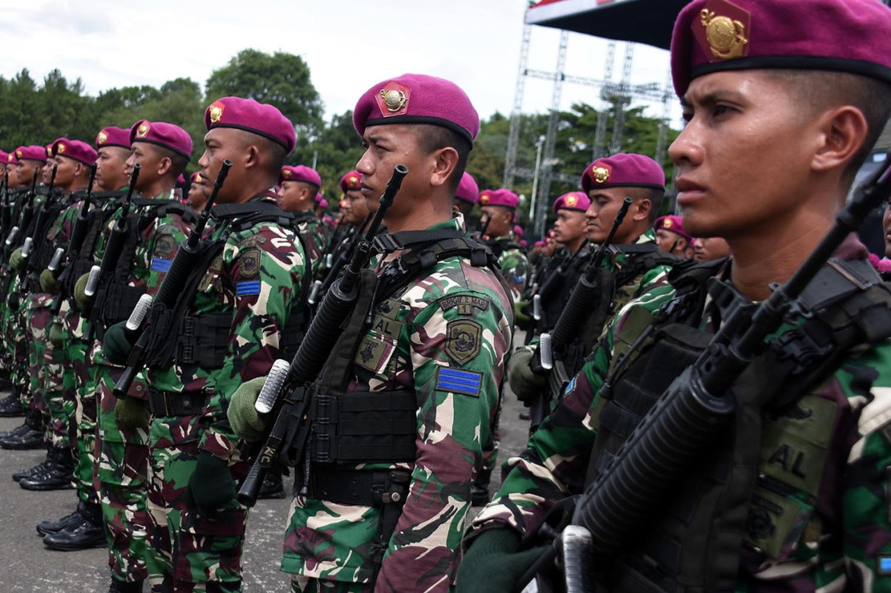 Barisan prajurit Korps Marinir TNI AL tampak gagah berbaris rapi saat melaksanakan gladi upacara peringatan HUT ke-80 Korps Marinir di Lapangan Apel Kesatrian Marinir Hartono, Cilandak, Jakarta Selatan, Kamis (13/11/2025). Gladi ini merupakan persiapan akhir menjelang upacara puncak yang menandai delapan dekade pengabdian Korps Marinir kepada bangsa dan negara. (Foto: Ainul Yakin for JatimNow.com)