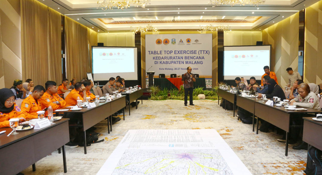 Fasilitator dari Yayasan Lingkar, Yugyas, memberikan pengarahan kepada para peserta terkait latihan Table Top Exercise Penangangan Kedaruratan Bencana Kabupaten Malang di Kota Malang, Kamis (27/11/2025). (Foto: Idealita for JatimNow.com)