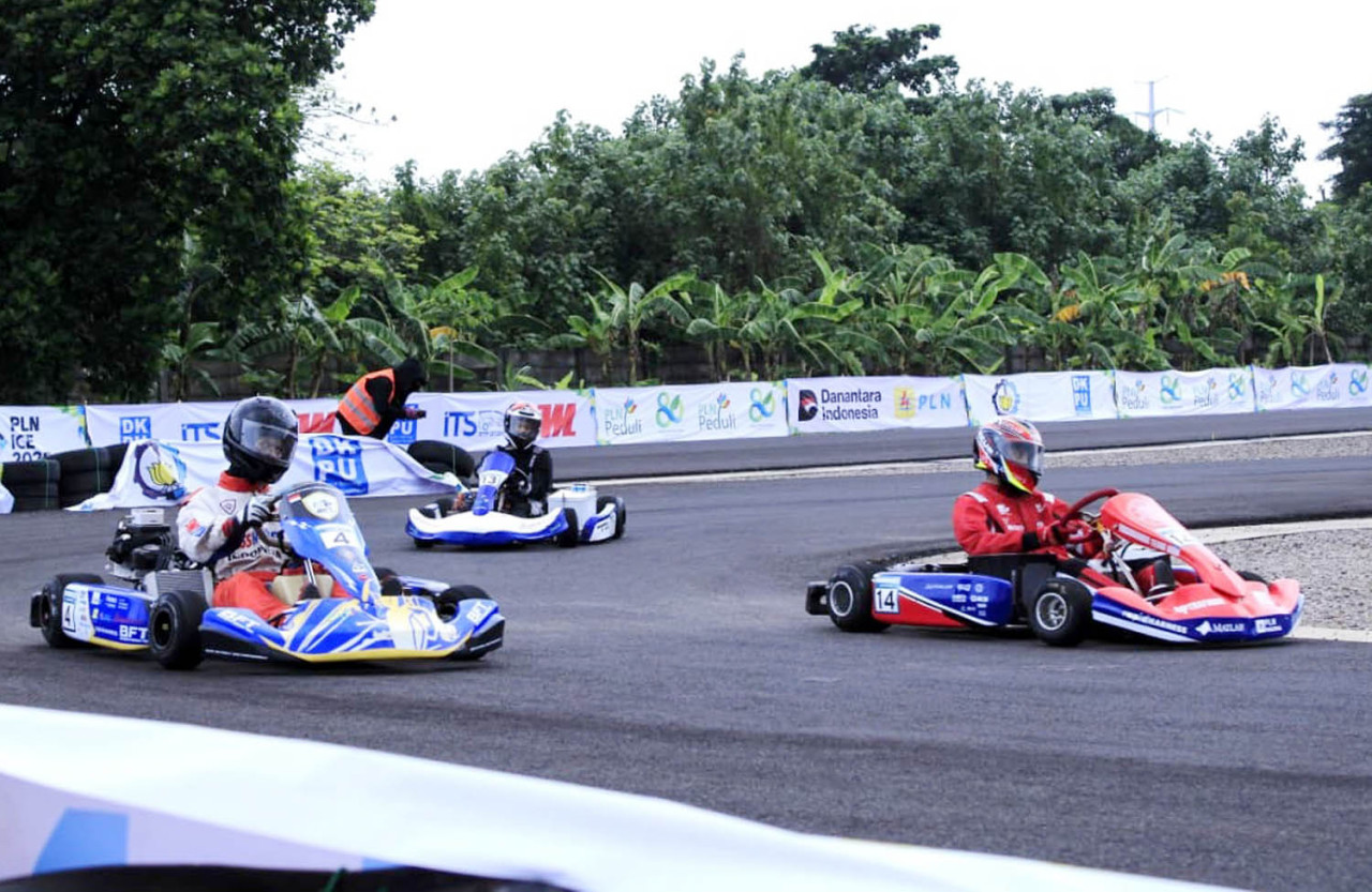Gokart listrik dari berbagai tim saat dipacu di tikungan Sirkuit ITS dalam Kompetisi Gokart Listrik PLN ICE 2025. (Foto: Humas ITS for JatimNow.com)