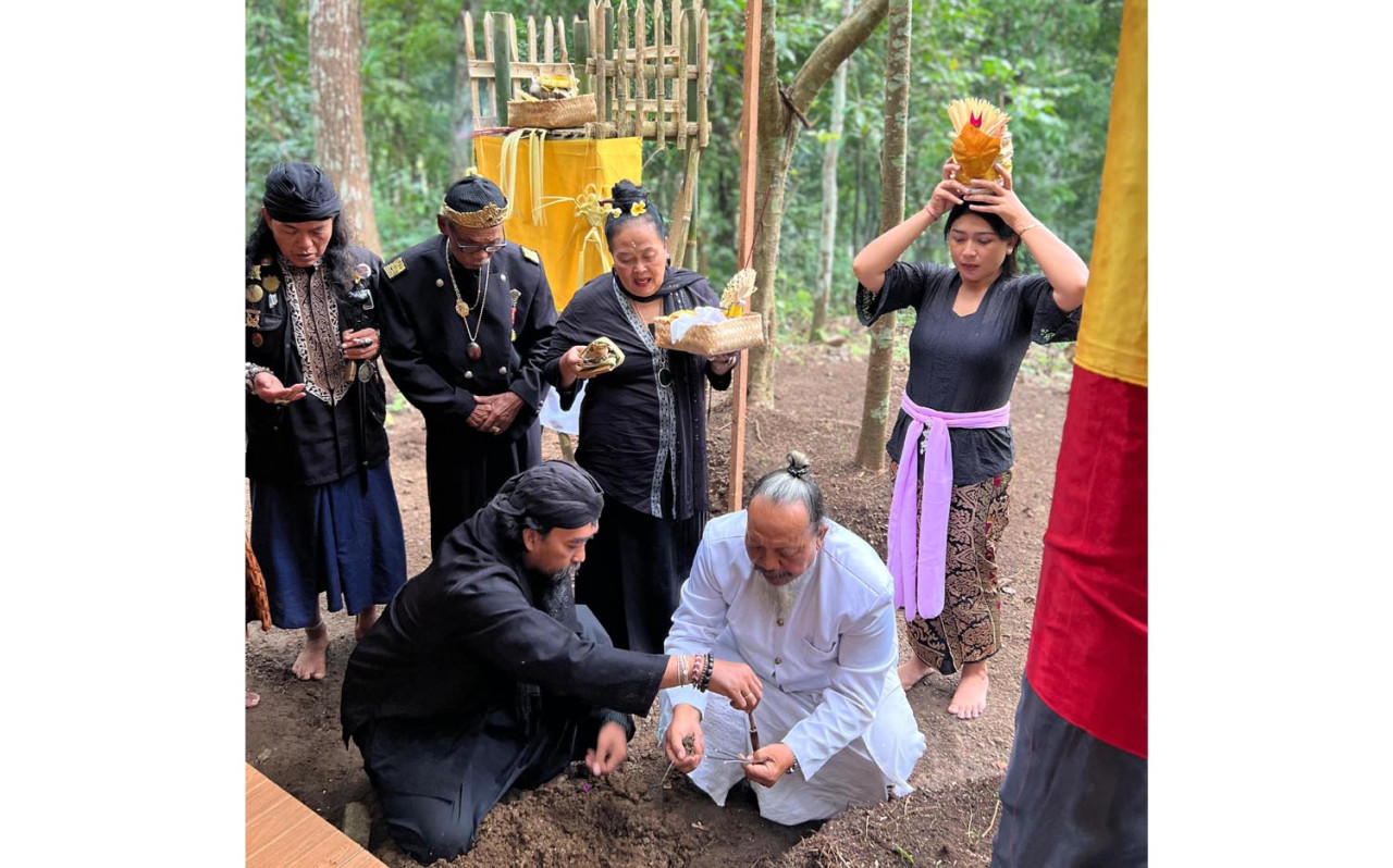 Peresmian Griya Kedatuan Sidhi di Jolotundo Mojokerto diwarnai doa bersama lintas iman dan kepercayaan terhadap Tuhan Yang Maha Esa. (Foto: Arek Nusantara for JatimNow.com)