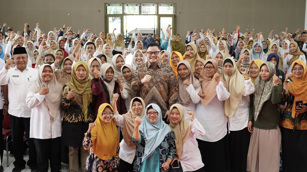 Kedekatan Mas Dhito bersama guru-guru di Kabupaten Kediri. (Foto: Pemkab Kediri/jatimnow.com)