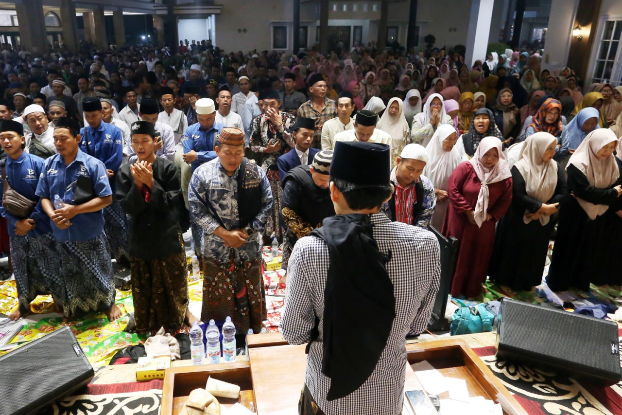 Gus Iqdam, shalawatan bareng ribuan jemaah di Majelis Ta'lim Sabilu Taubah, Blitar, Selasa (04/11/2025) dini hari. (Foto: Ali Masduki/jatimnow.com)