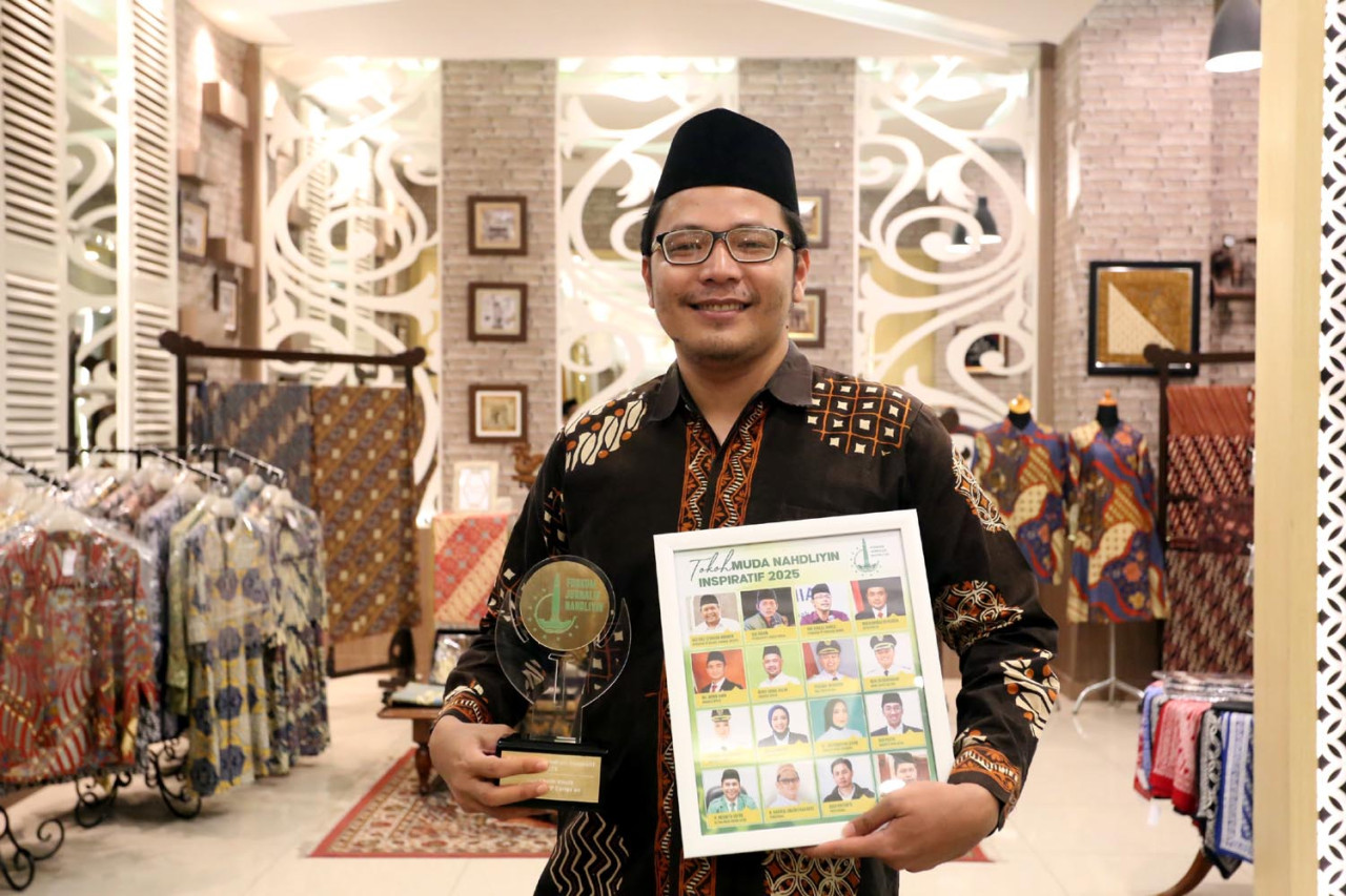 Gus Kholili menerima penghargaan “Tokoh Muda Nahdliyin Inspiratif 2025 dari Forkom Jurnalis Nahdliyin (FJN), di Surabaya, Sabtu (15/11/2025). (Foto: Ali Masduki/jatimnow.com)