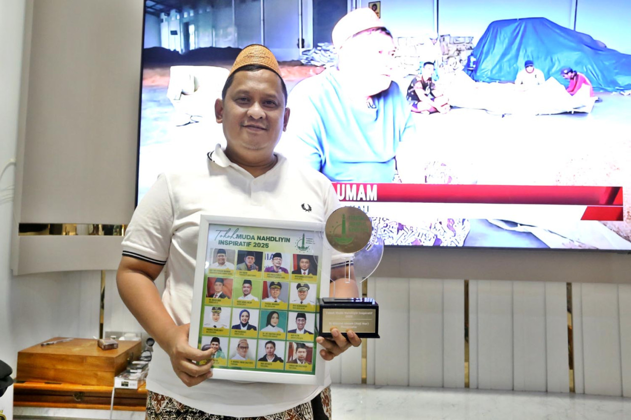 Haji Her menerima penghargaan Tokoh Muda Nahdliyin Inspiratif 2025 dari Forkom Jurnalis Nahdliyin (FJN) di kediamnnya di Surabaya, Jumat (31/10/2025). (Foto: Ali Masduki/jatimnow.com)