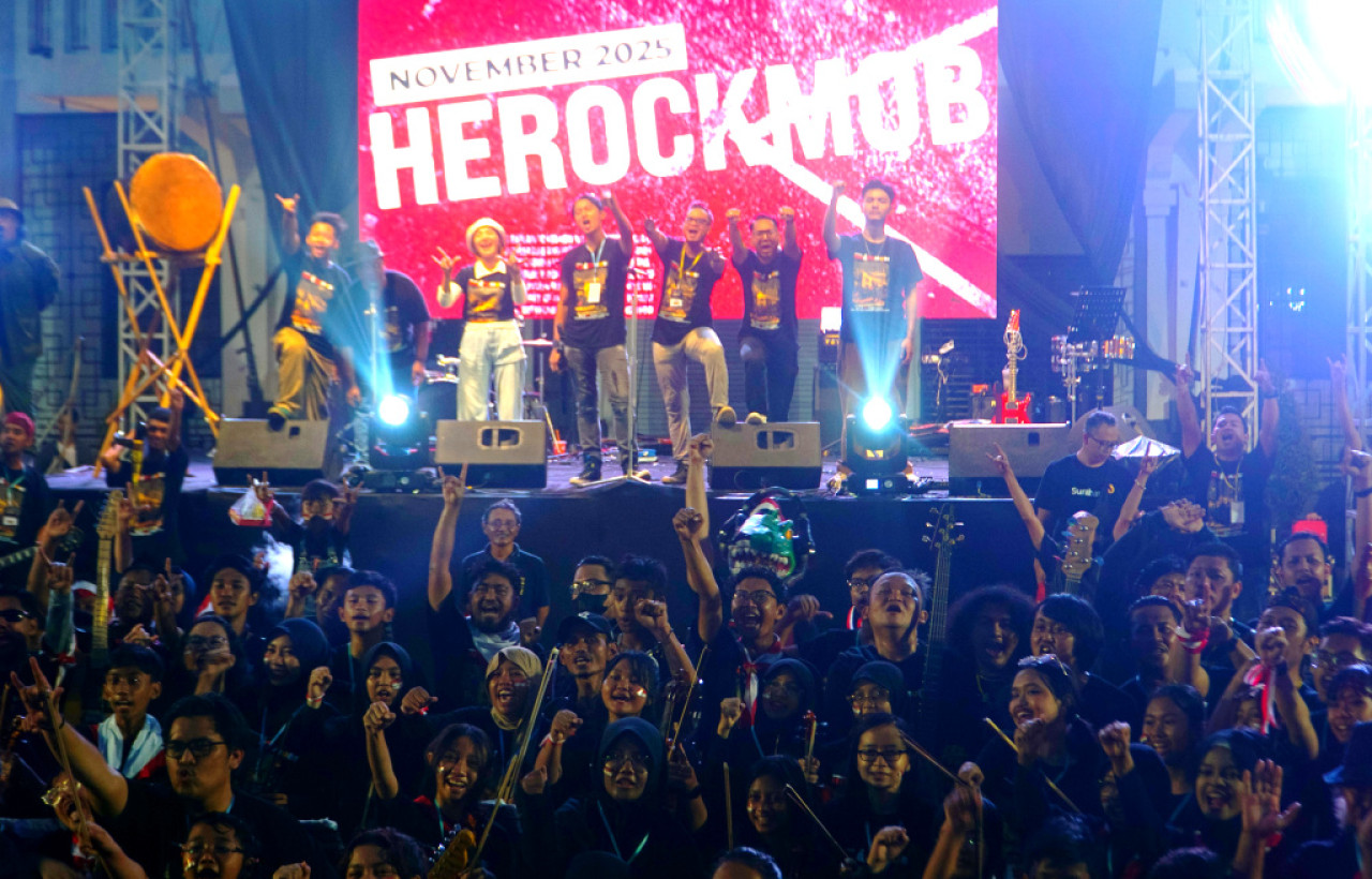 Herockmob 2025 menyajikan live performance dari berbagai band lokal Surabaya. (Foto: Guruh for JatimNow.com)