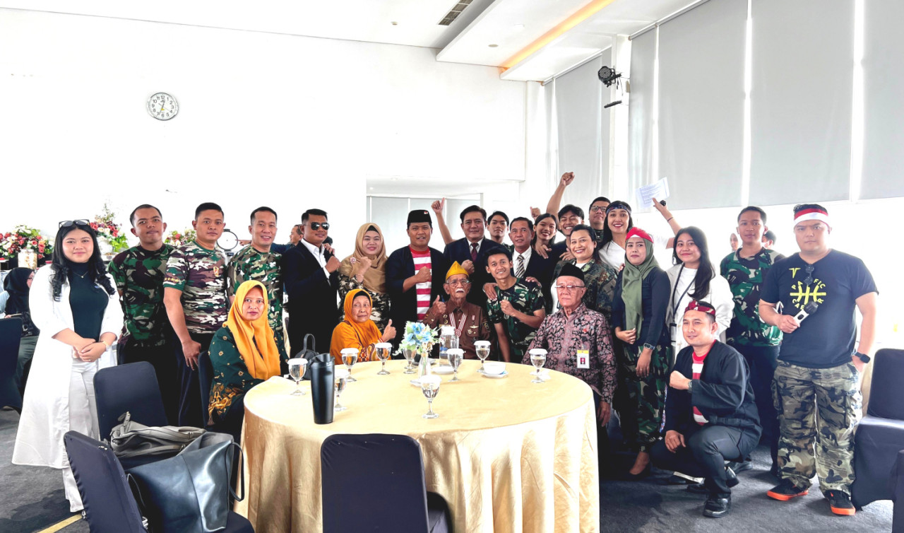 Dafam Pacific Caesar Surabaya rayakan Hari Pahlawan bersama veteran. (Foto: Dafam Pacific Caesar for JatimNow.com)