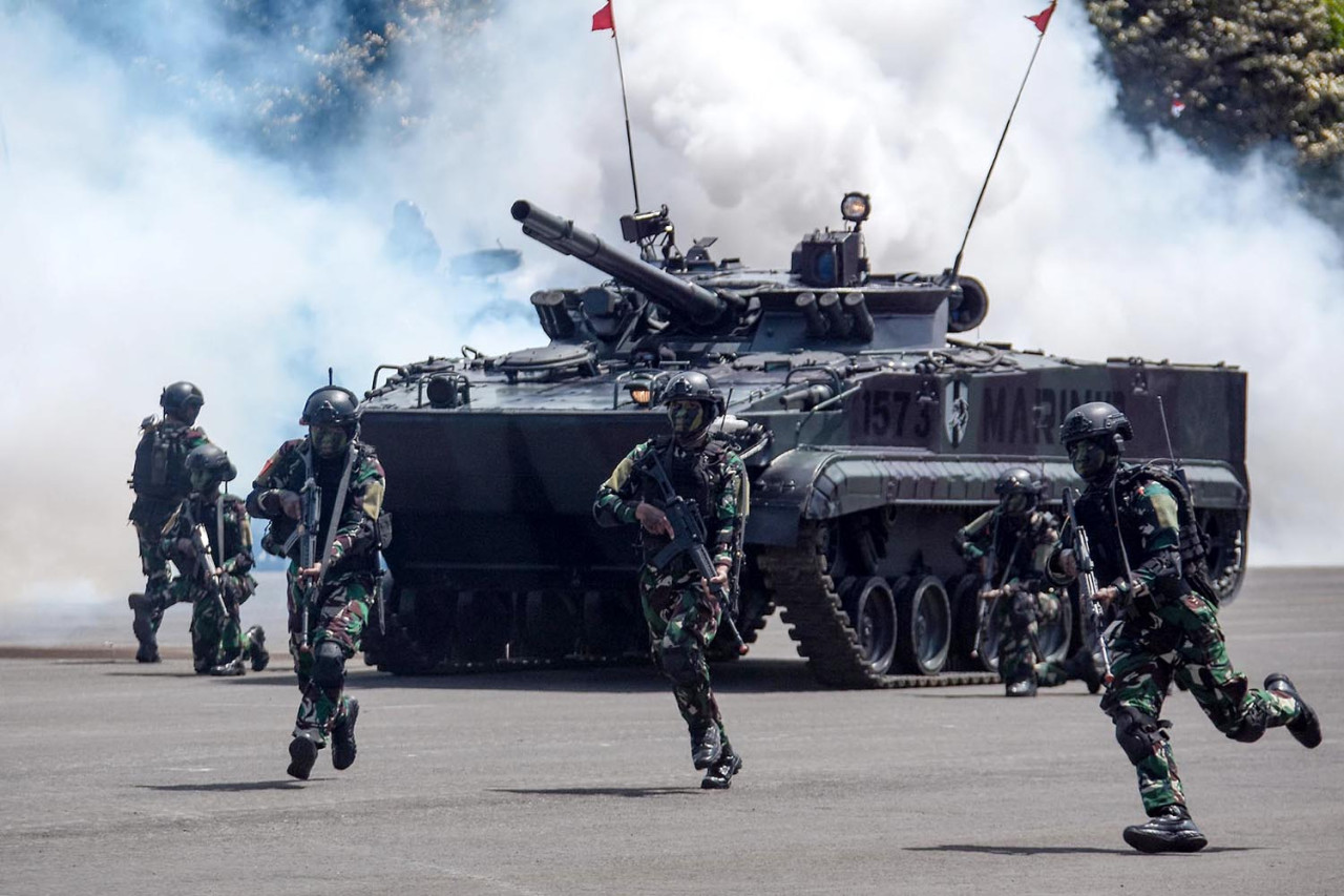 Prajurit Brigif 2 Marinir menunjukkan kesiapan tempur dalam demonstrasi alutsista pada Upacara Peringatan HUT ke-80 Korps Marinir di Jakarta, Senin (17/11/2025). (Foto: Ainul Yakin for JatimNow.com)
