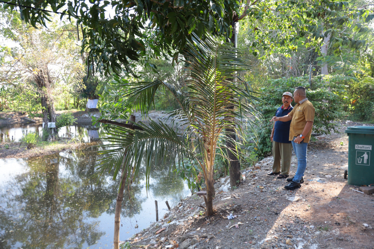 Yona Bagus saat meninjau tampungan air (dok.jatimnow.com)