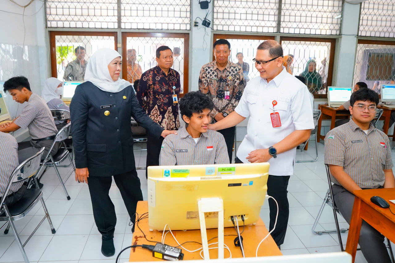 Aries (kanan-baju putih) saat mendampingi Gubernur Khofifah (kiri) (foto: Humas Pemprov Jatim for jatimnow.com)