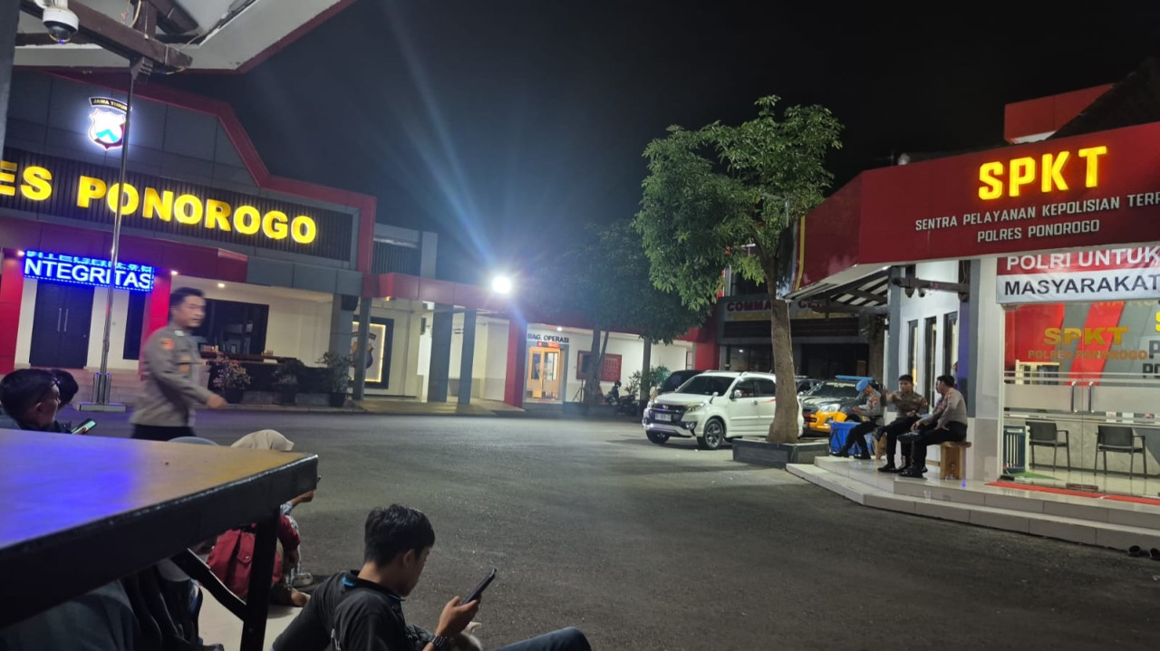 2 mobil dinas pejabat tinggi diamankan di Mapolres Ponorogo (foto: Fauzani/jatimnow.com)