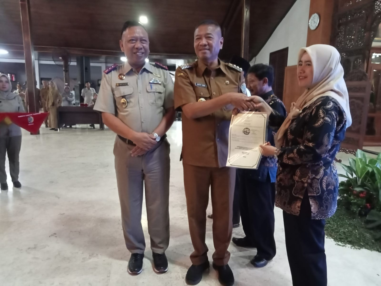 Foto: Penyerahan sertifikat PTSL di Tulungagung. (Bramanta/jatimnow.com)