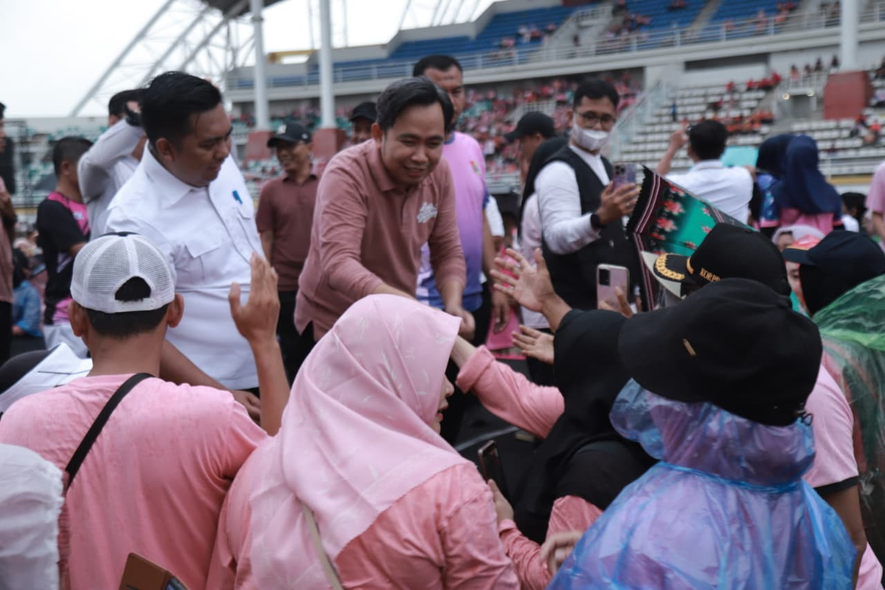 Belasan ribu ASN olah raga sore bersama di Stadion JSG. (Foto: Diskominfo Jember/jatimnow.com)