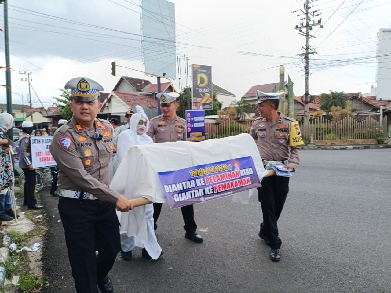 Foto: Satlantas Polres Tulungagung ingatkan keselamatan lalu lintas kepada pengendara dengan cara yang unik. (Bramanta/jatimnow.com)