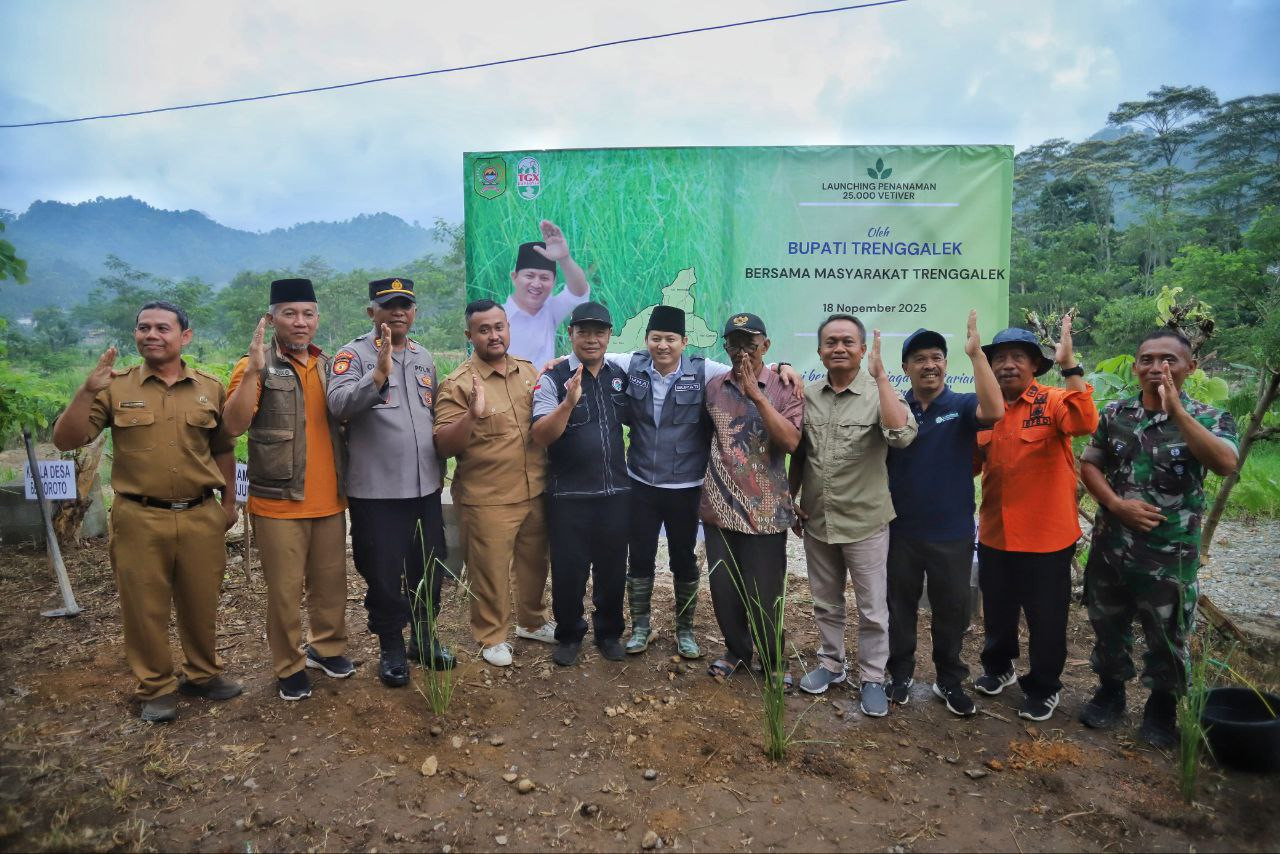 Foto: Bupati Trenggalek, Mochamad Nur Arifin usai menanam rumput vetiver. (Prokopim/jatimnow.com)