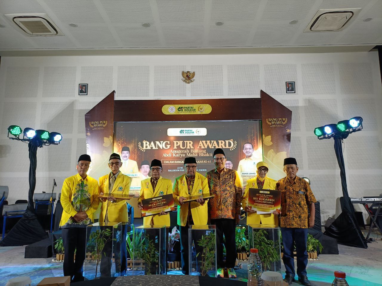 Foto: Muhammad Nur Purnamasidi bersama Ketua DPD Partai Golkar serahkan award (Sugianto/jatimnow.com))