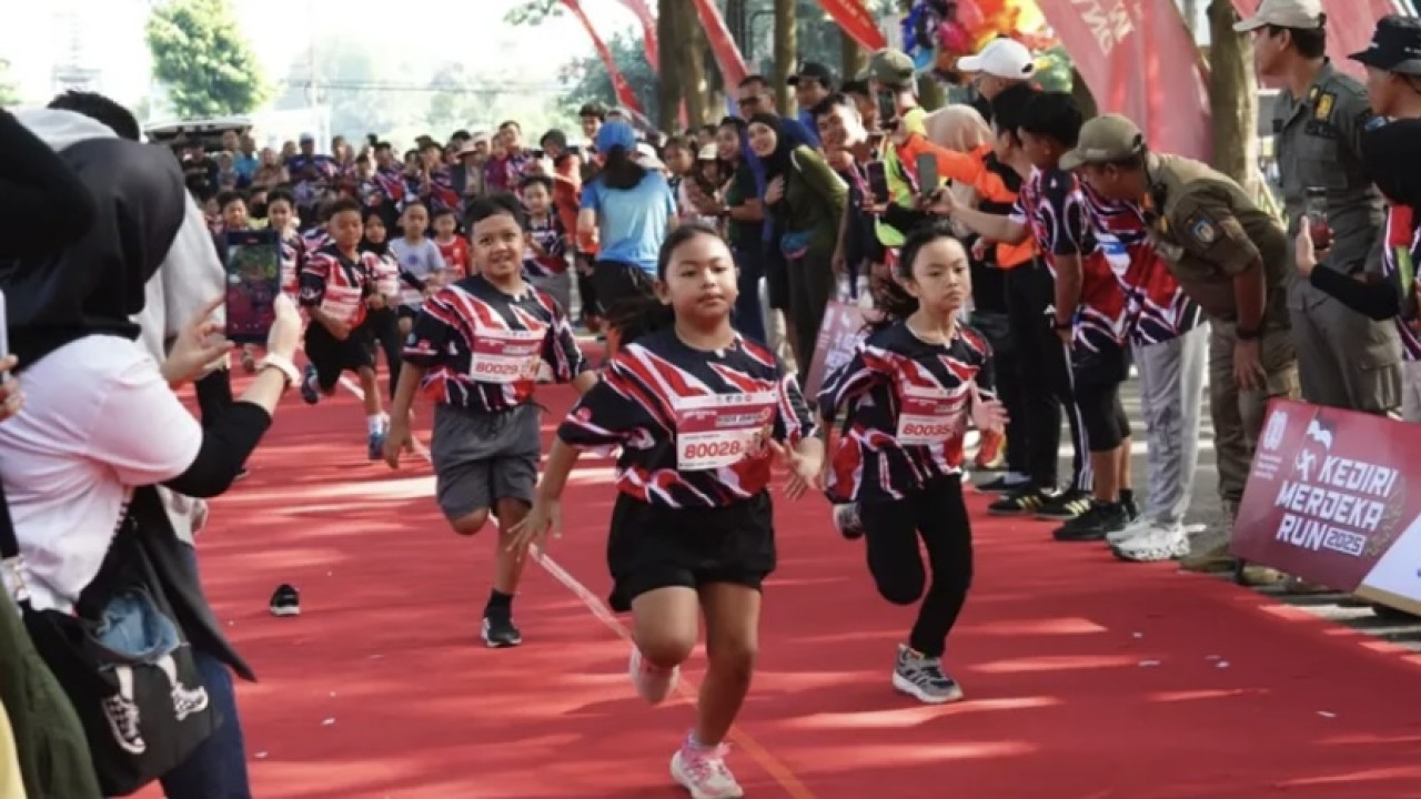 Anak-anak mengikuti ajang Kediri Merdeka Run 2025. (Foto: Pemkab Kediri/jatimnow.com)