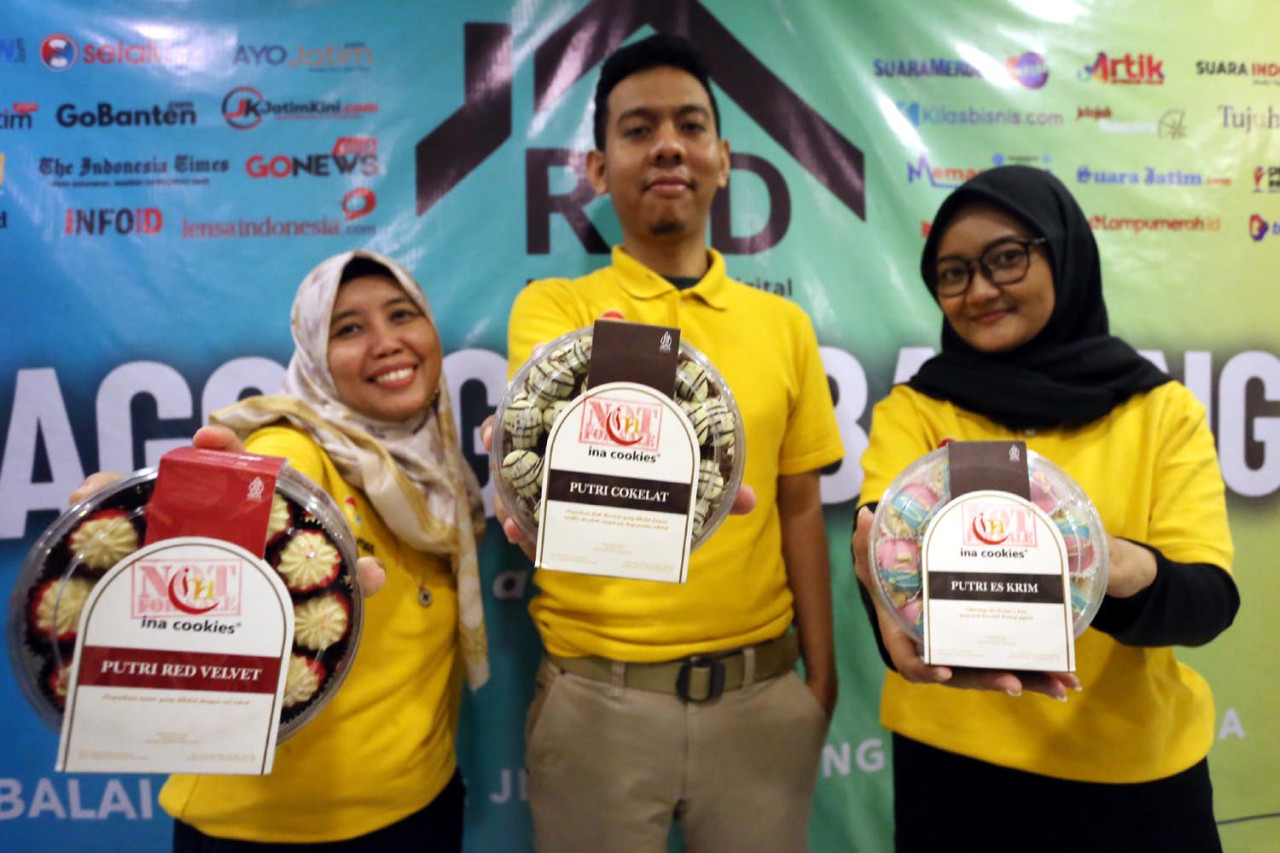 Tim Sales Ina Cookies Surabaya menunjukkan produk usai Jagongan Bareng di Rumah Literasi Digital (RLD), Surabaya, Rabu (12/11/2025). (Foto: Ali Masduki/jatimnow.com)