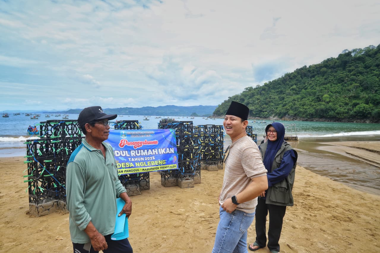 Foto: Bupati Trenggalek Mochamad Nur Arifin saat akan menenggelamkan rumah ikan. (Prokopim/jatimnow.com)