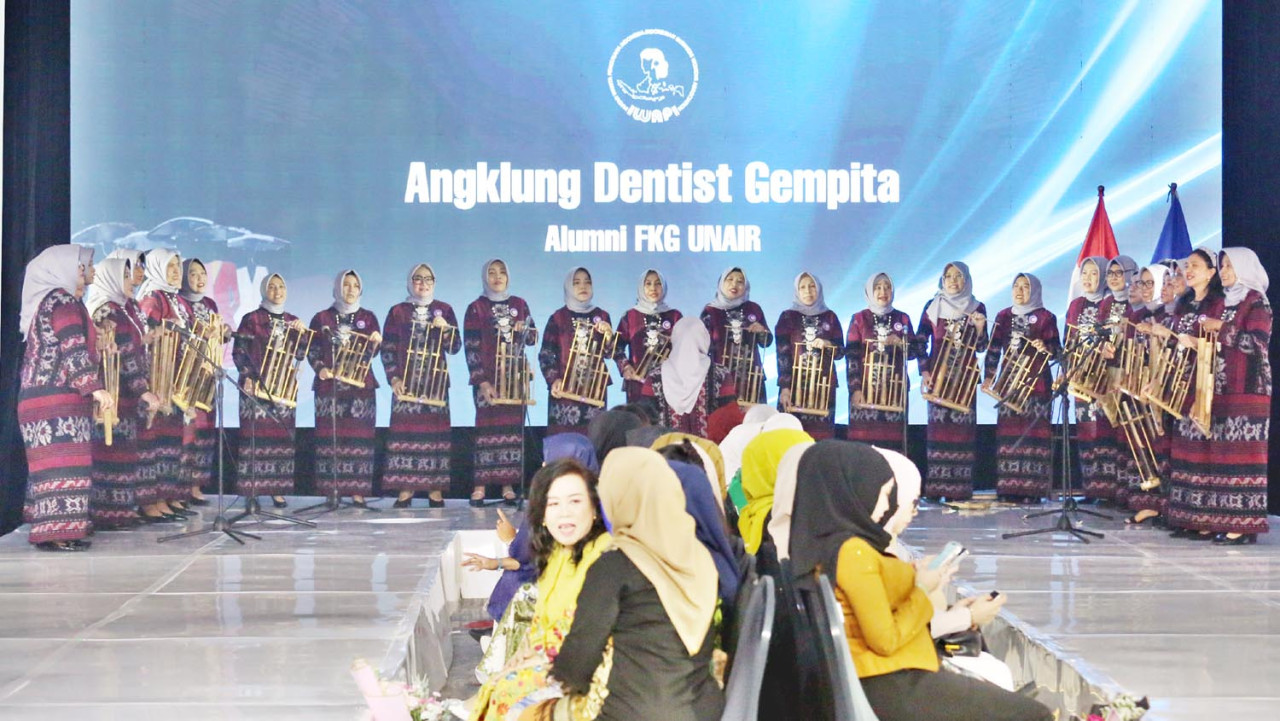 Penampilan Angklung Dentist Gempita Alumni FKG Unair membuka gelaran IWAPI Fashion Runway di Surabaya, Selasa (18/11/2025). (Foto: Ali Masduki/jatimnow.com)