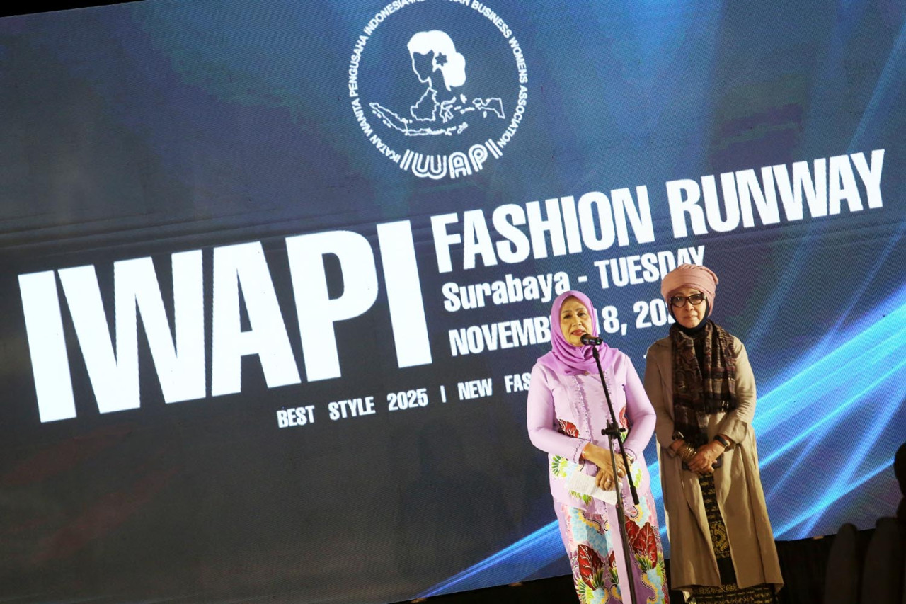 Wakil Ketua Umum Bidang Pariwisata dan Ekonomi Kreatif IWAPI Jatim, Liliek Endang Suparni, bersama Ketua DPD IWAPI Jawa Timur, Susmiati Rahmawati, menyambut tamu undangan. (Foto: Ali Masduki/jatimnow.com)