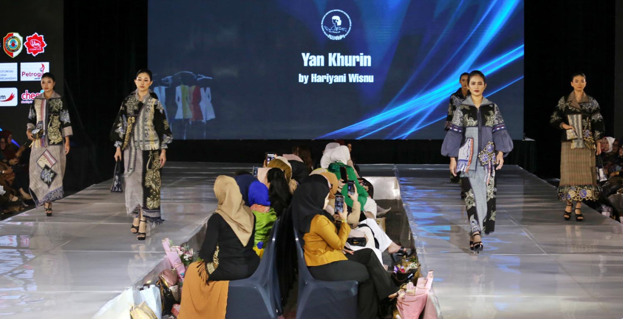 Deretan model memamerkan koleksi busana dari Yan Khurin by Hariyadi Wisnu di panggung IWAPI Fashion Runway, Selasa (18/11/2025). (Foto: Ali Masduki/jatimnow.com)